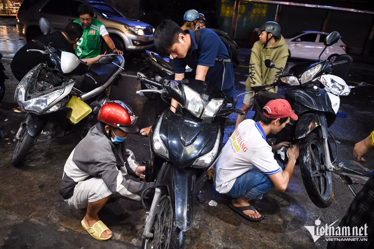 Anh Minh Tùng cho biết xe bị nước vào, chết máy từ khoảng 18h. Do nhiều tiệm sửa xe đều quá tải vì lượng xe bị ngập, đến khuya anh mới gọi được thợ sửa xe lưu động tới hỗ trợ. Chiếc xe được tháo bugi, bình xăng con để lau khô, xả xăng, kiểm tra rồi bơm xăng trở lại