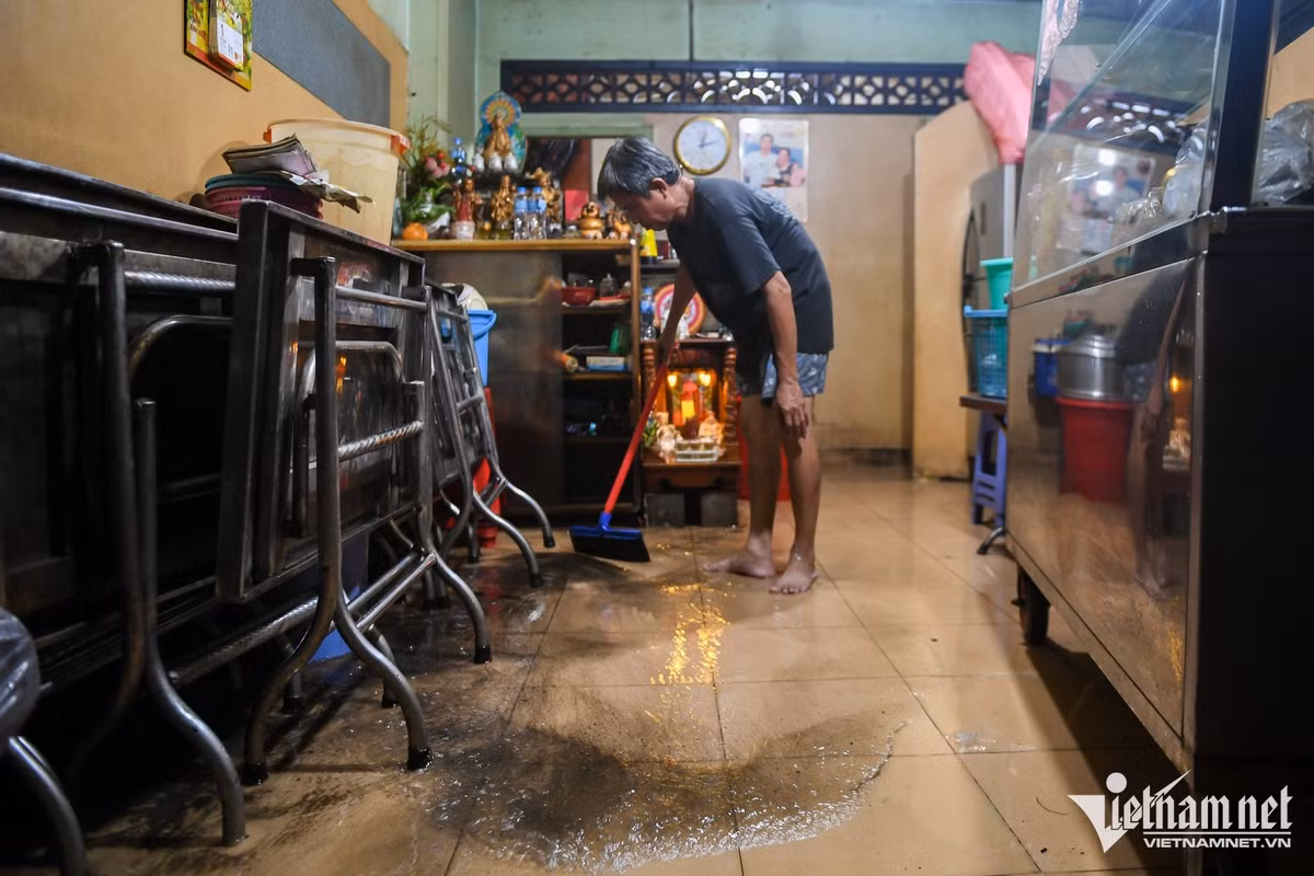 Người dân bì bõm lội nước cả đêm.