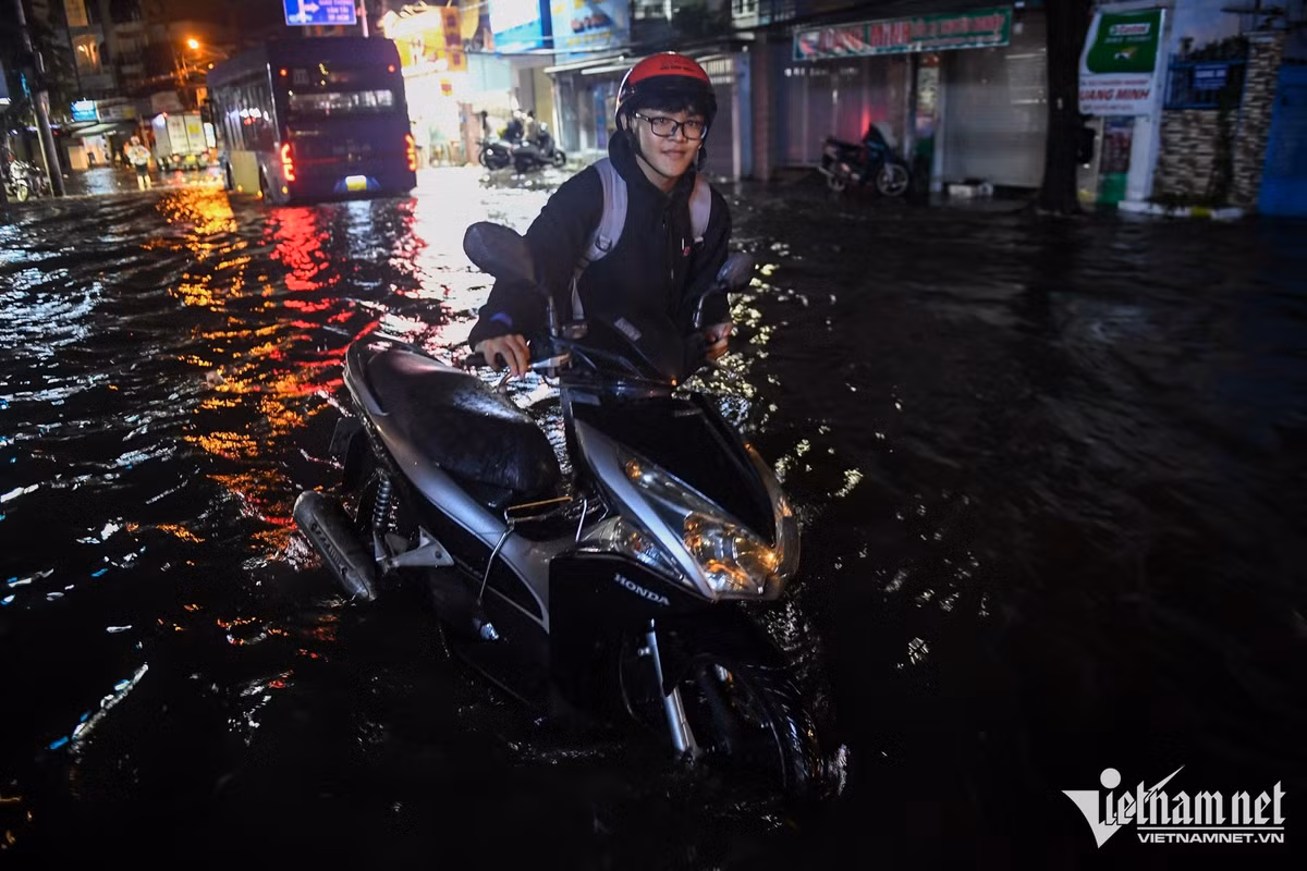 Anh Nguyễn Hoàng Phúc, một sinh viên, cho biết xe bị hư khi đang trên đường đi học về. Sau nhiều giờ mắc kẹt, anh phải tìm cách đưa xe ra khỏi khu vực ngập để kiểm tra.