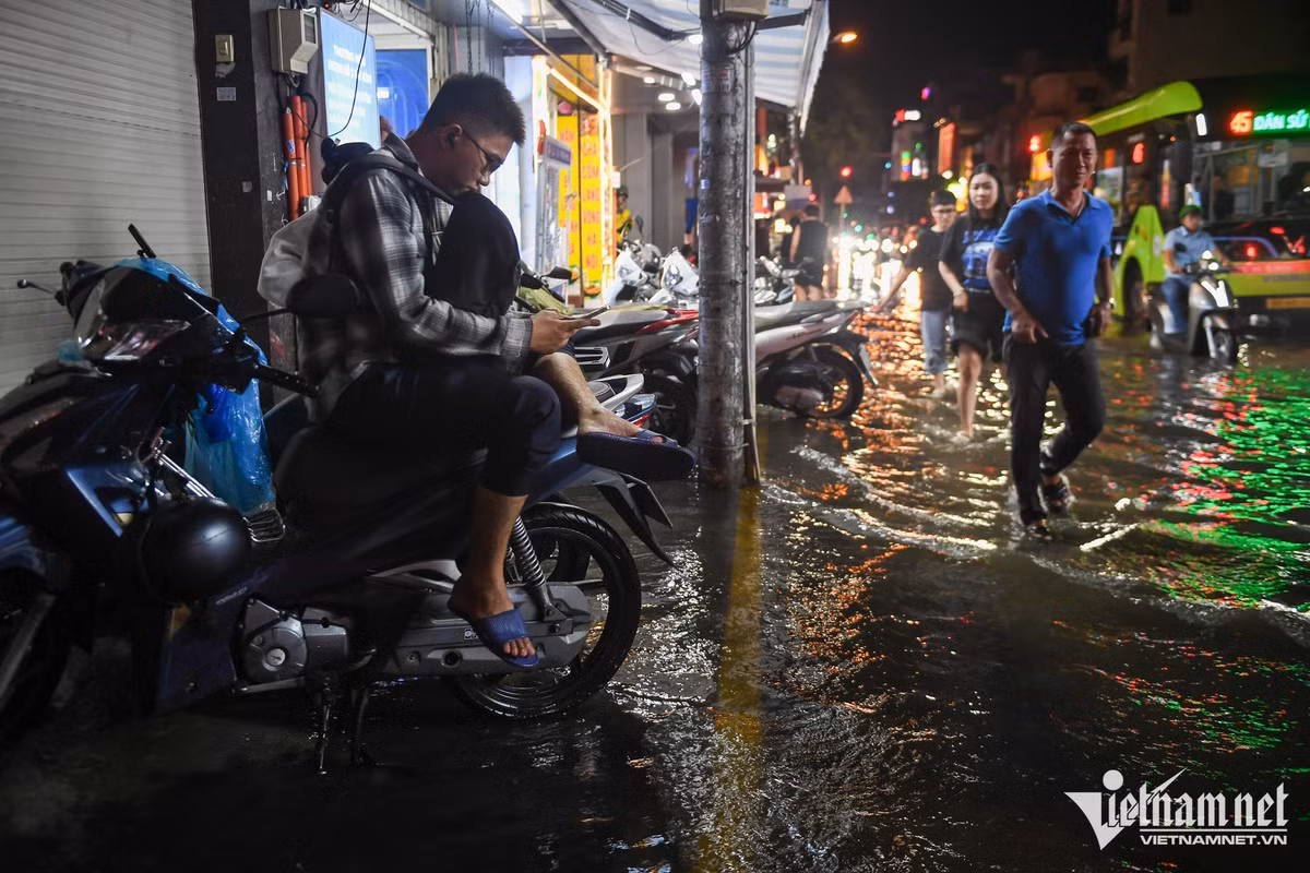Anh Trịnh Nam Thuận (áo kẻ) cho biết sau khi tan làm, anh bị mắc kẹt trên đường đã khoảng 5 giờ. Do xe hỏng không thể về nhà, anh tính thuê nhà nghỉ để nghỉ tạm qua đêm.