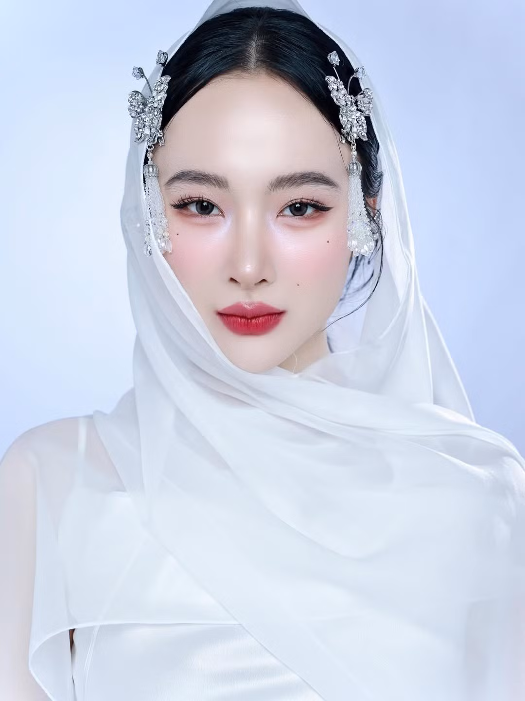 Cô nàng từng gắn liền với danh xưng "nữ hoàng thảm đỏ" khi mỗi lần dự sự kiện là một lần khiến công chúng chú ý với phong cách gợi cảm, táo bạo. Từng có một thời gian dài, cô quyết định ngừng hoạt động showbiz, ở ẩn và ăn chay trường.
