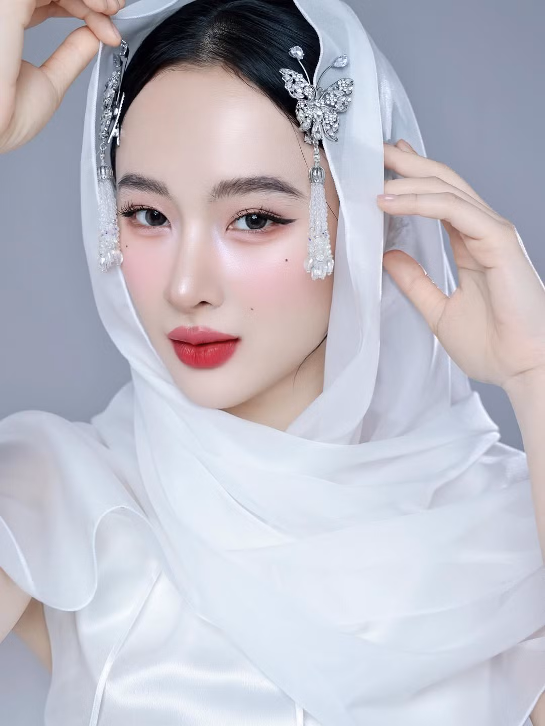 Angela Phương Trinh, tên thật là Lê Ngọc Phương Trinh (sinh năm 1995), từng là sao nhí đình đám của màn ảnh Việt với loạt vai diễn ấn tượng trong “Kính vạn hoa”, “Mùi ngò gai”, “Người mẹ nhí”, “Tiểu thư đi học”…