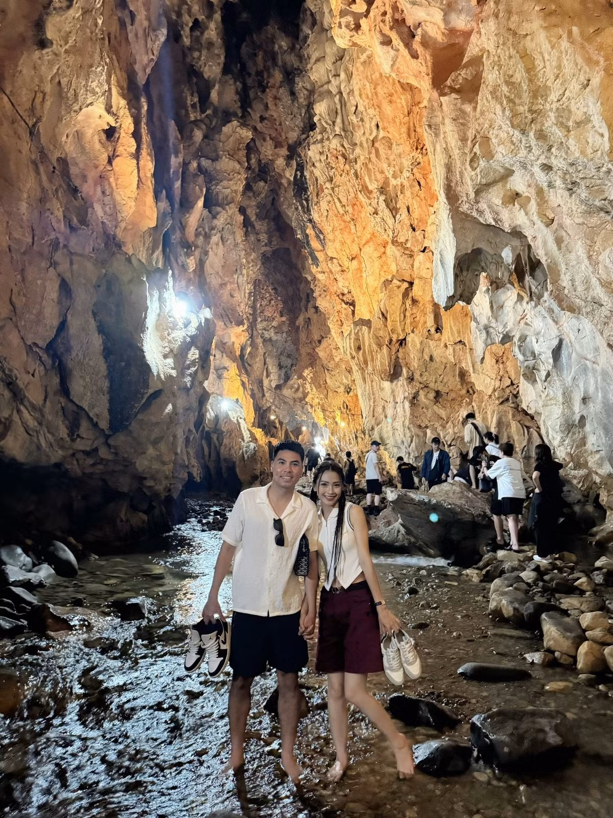 Sự đồng điệu trong cách ăn mặc, thần thái và những cử chỉ tình cảm một cách tự nhiên khiến netizen không khỏi xuýt xoa. (Ảnh: FB Nguyễn Huyền Trang)