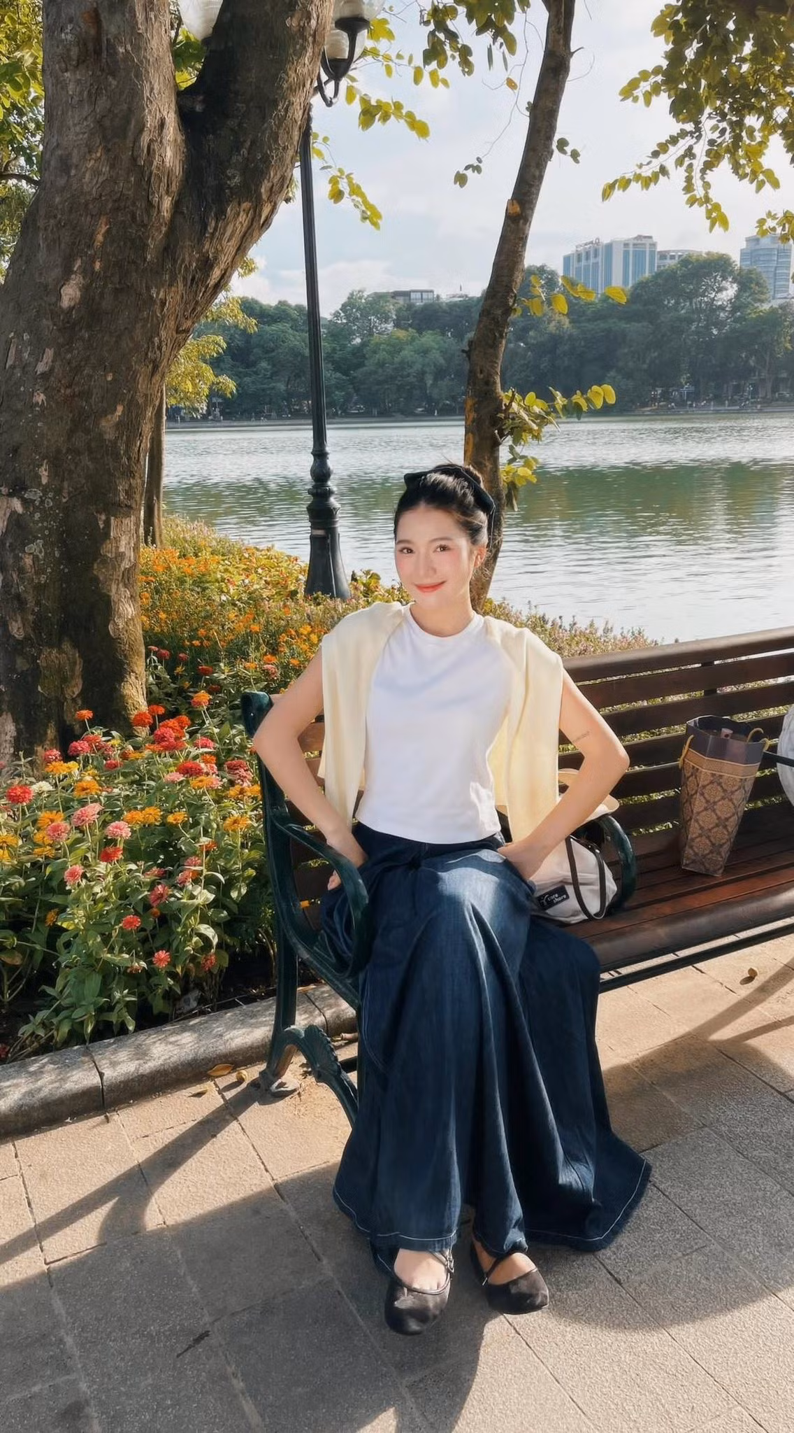 Những ngày đầu thu, Hồ Gươm như khoác lên mình chiếc áo mới đầy ấn tượng. Khung cảnh nên thơ với những thảm hoa rực rỡ sắc màu, đặc biệt là hoa cẩm tú cầu, đã biến nơi đây thành một điểm đến không thể bỏ qua.(Ảnh: Tổng hợp)
