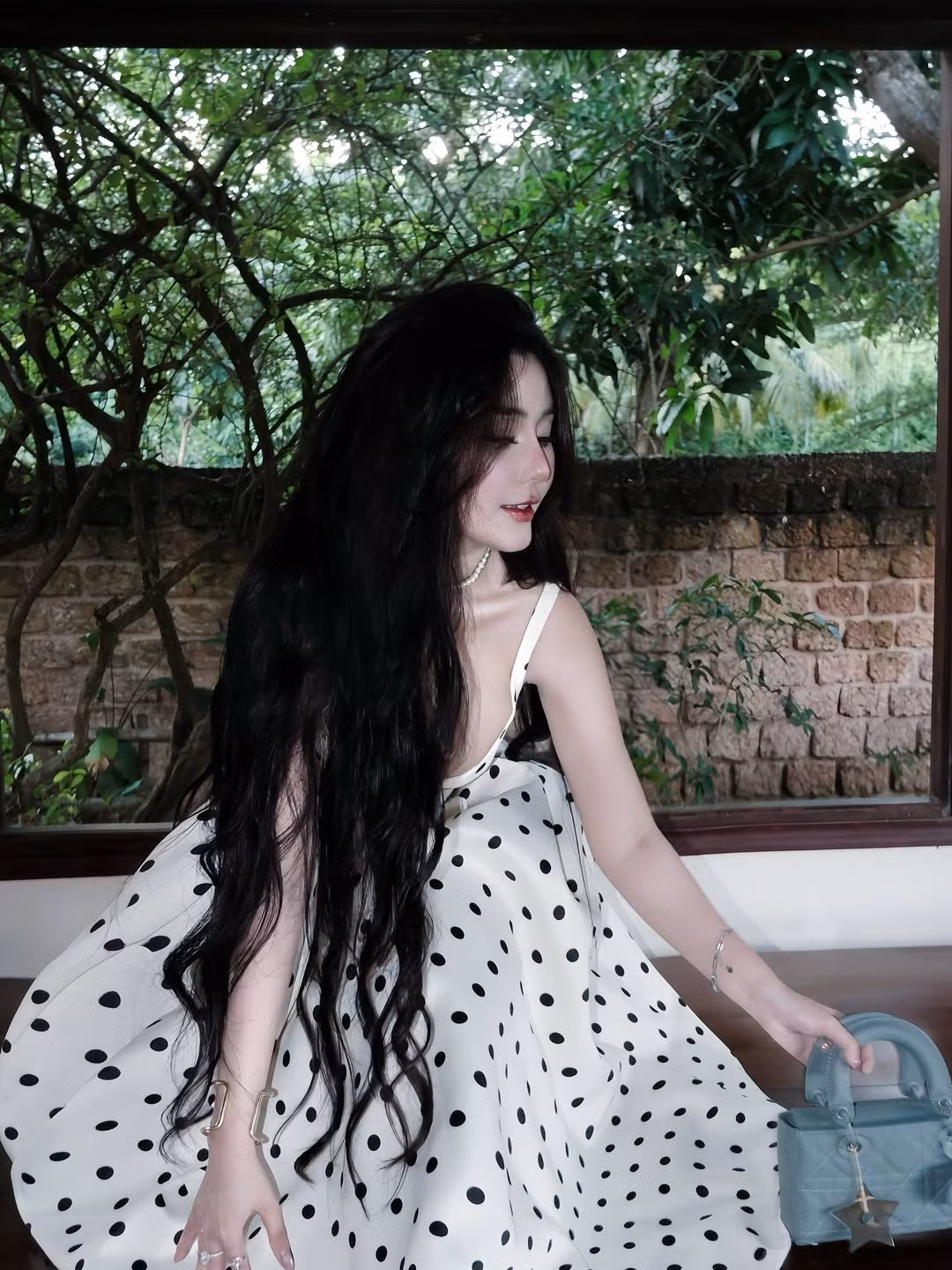 Bộ ảnh này một lần nữa khẳng định gu thời trang tinh tế và khả năng biến hóa đa dạng của Võ Ngọc Trân, từ những bộ cánh cut-out táo bạo khi đi biển đến hình ảnh "nàng thơ" nhẹ nhàng, thanh lịch. (Ảnh: IGNV)