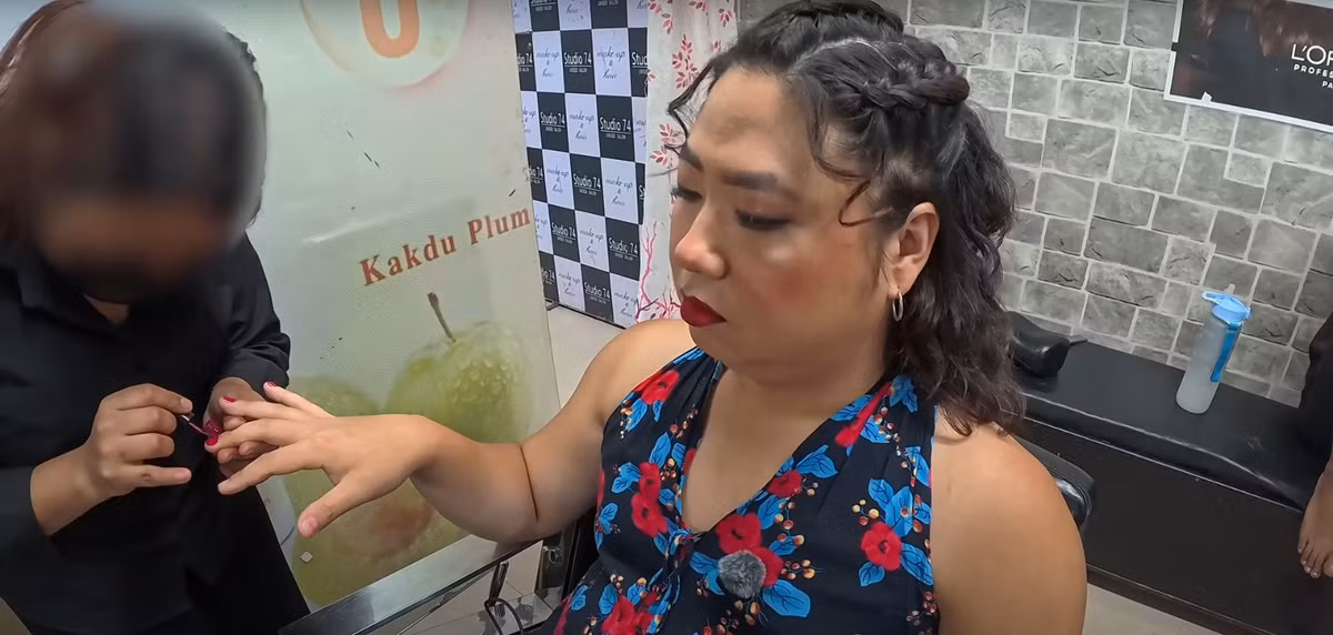 Ban đầu, nam vlogger chọn một chiếc váy, buộc tóc 2 bên và không trang điểm gì để đi ra chợ. Rất nhanh chóng, ngoại hình của anh gây chú ý, nổi bật giữa đám đông khiến không ít người đi theo và nhìn chằm chằm không rời mắt.