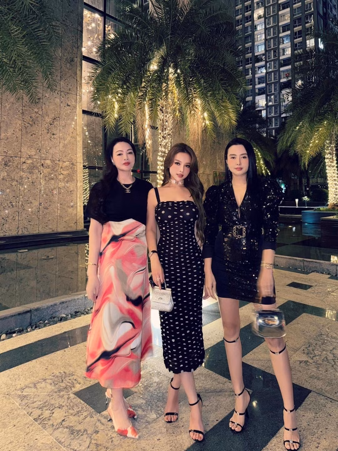 Ít ai biết rằng thời còn trẻ, mẹ ruột Huyền Baby từng là hoa khôi đình đám đất Hà thành. Giờ tuy đã bước sang ngưỡng U70, bà Kim Hoa vẫn khiến nhiều người nhầm lẫn, không thể đoán ra tuổi thật vì diện mạo trẻ trung đi ngược thời gian.
