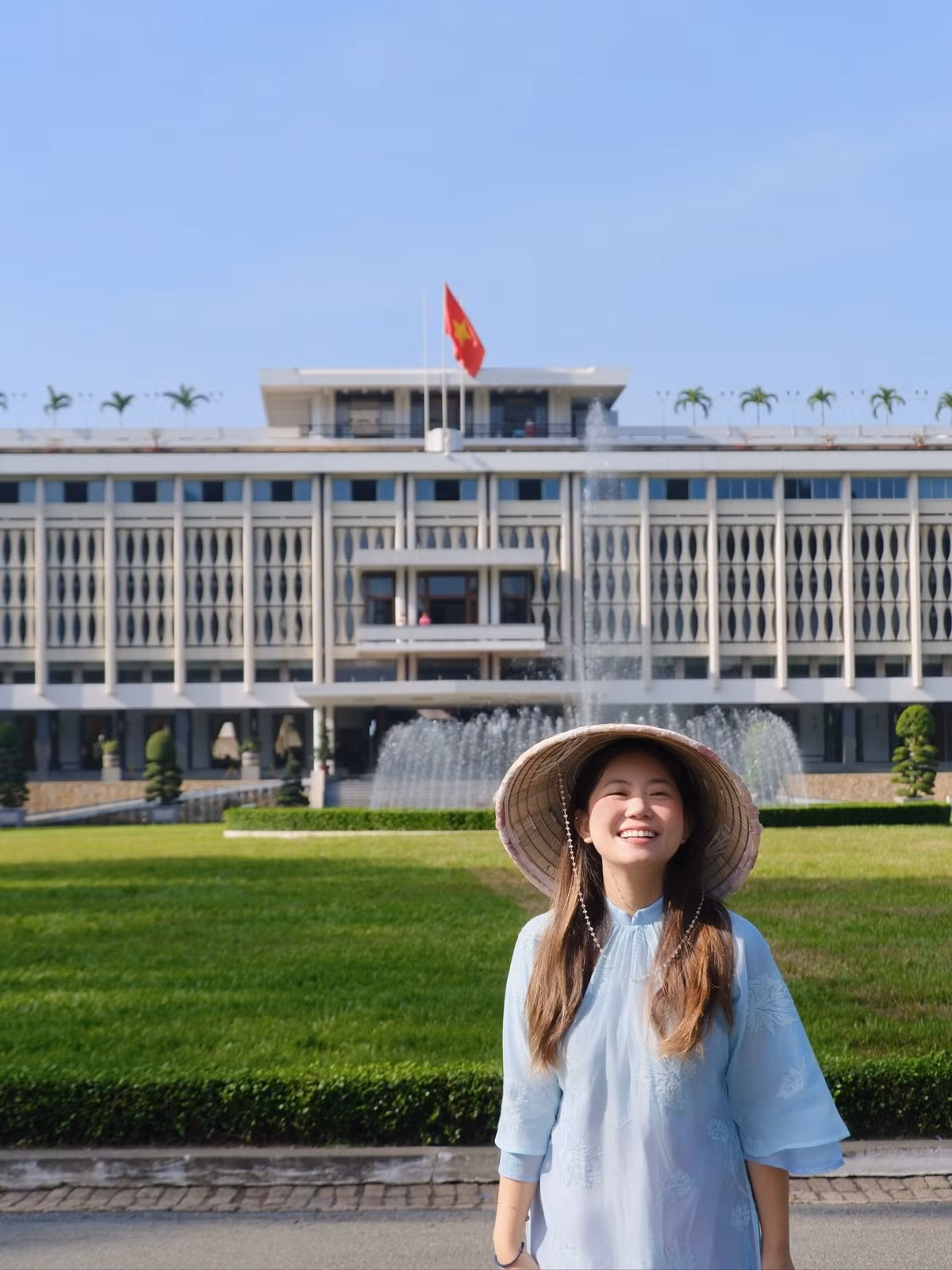 Mạch Khanh khéo léo kết hợp trang phục cùng chiếc nón lá duyên dáng, tôn lên nét đẹp truyền thống của người phụ nữ Việt Nam. (Ảnh: FBNV)
