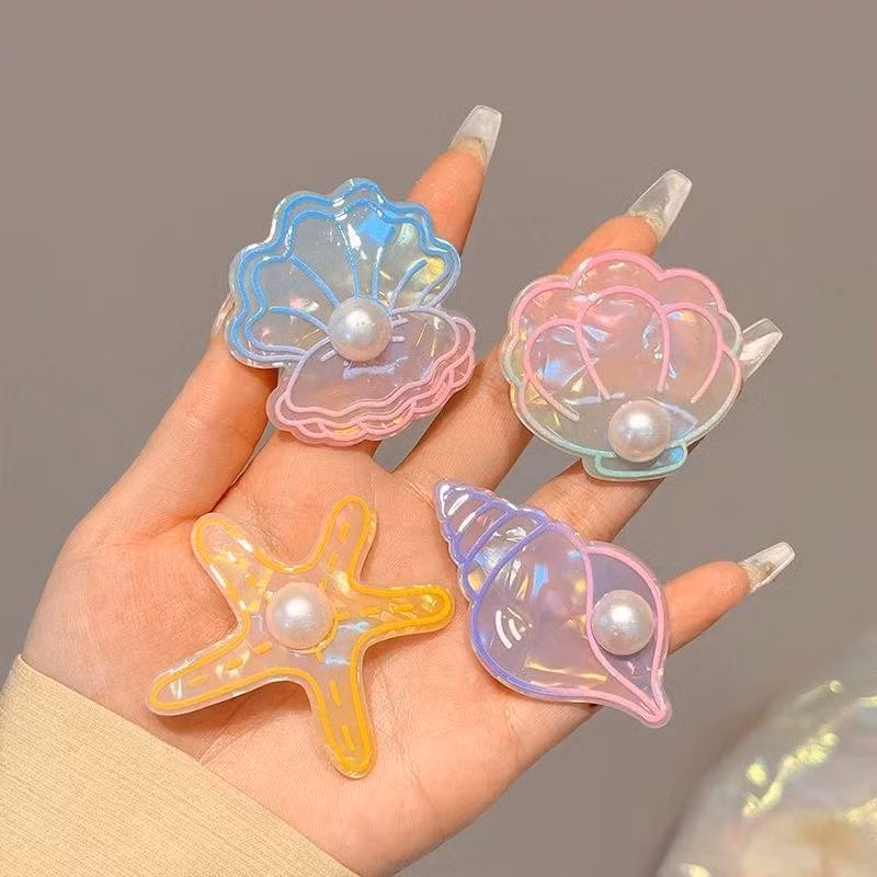 Không chỉ là hình dáng, các chi tiết đính kết như ngọc trai, hạt cườm, hoặc đá lấp lánh cũng là điểm nhấn quan trọng, biến những chiếc kẹp tóc đơn giản trở nên nổi bật và thu hút hơn.