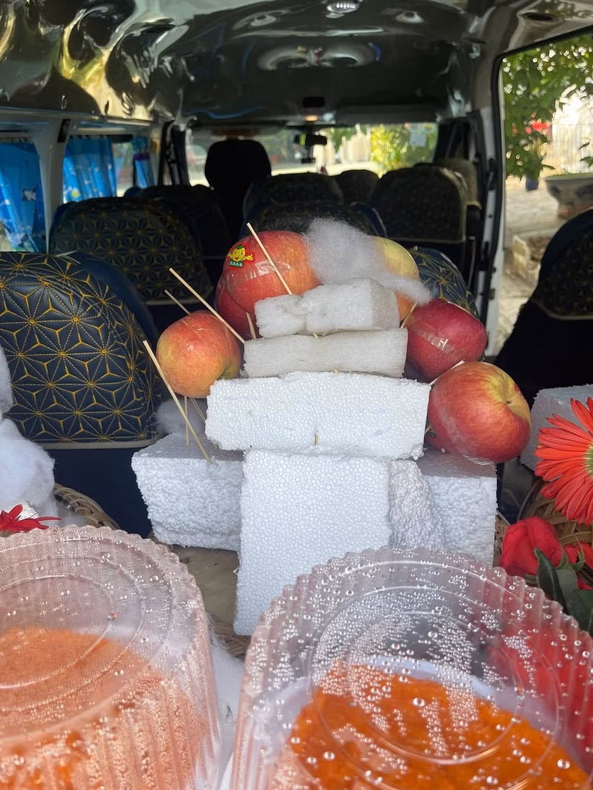 Theo thông tin chia sẻ, nhà trai đã chi mạnh tay 18 triệu đồng để đặt bộ tráp sính lễ cho ngày trọng đại, tuy nhiên sản phẩm nhận được lại khiến người nhìn phải "ngã ngửa" vì độ cẩu thả đến khó tin.