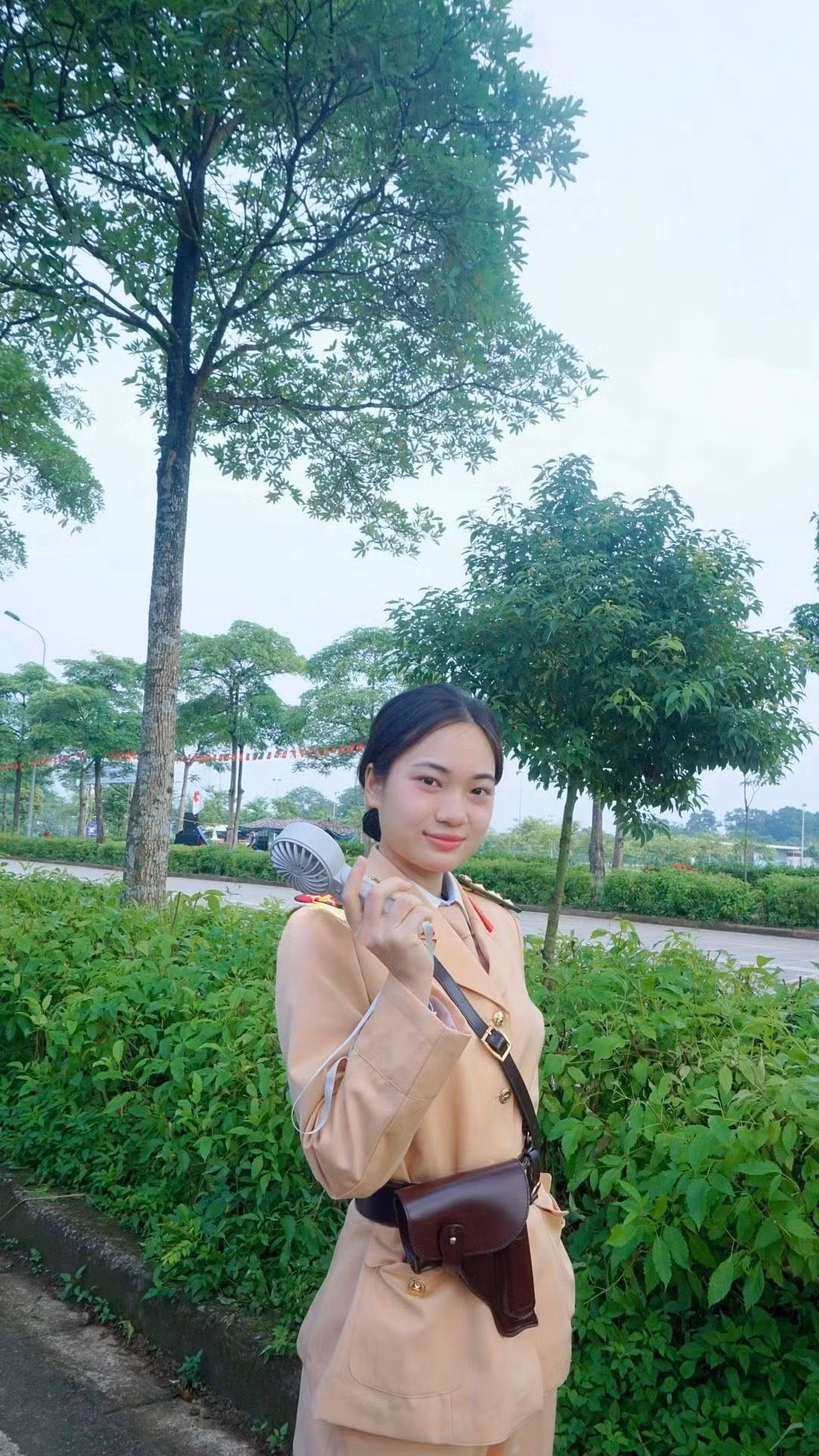Khi khoác lên mình bộ quân phục chỉnh tề, cô không chỉ toát lên vẻ đẹp kiên cường, bản lĩnh mà còn thể hiện tinh thần kỷ luật, ý chí vững vàng của một người chiến sĩ công an. (Ảnh: FB Phương Nguyễn)