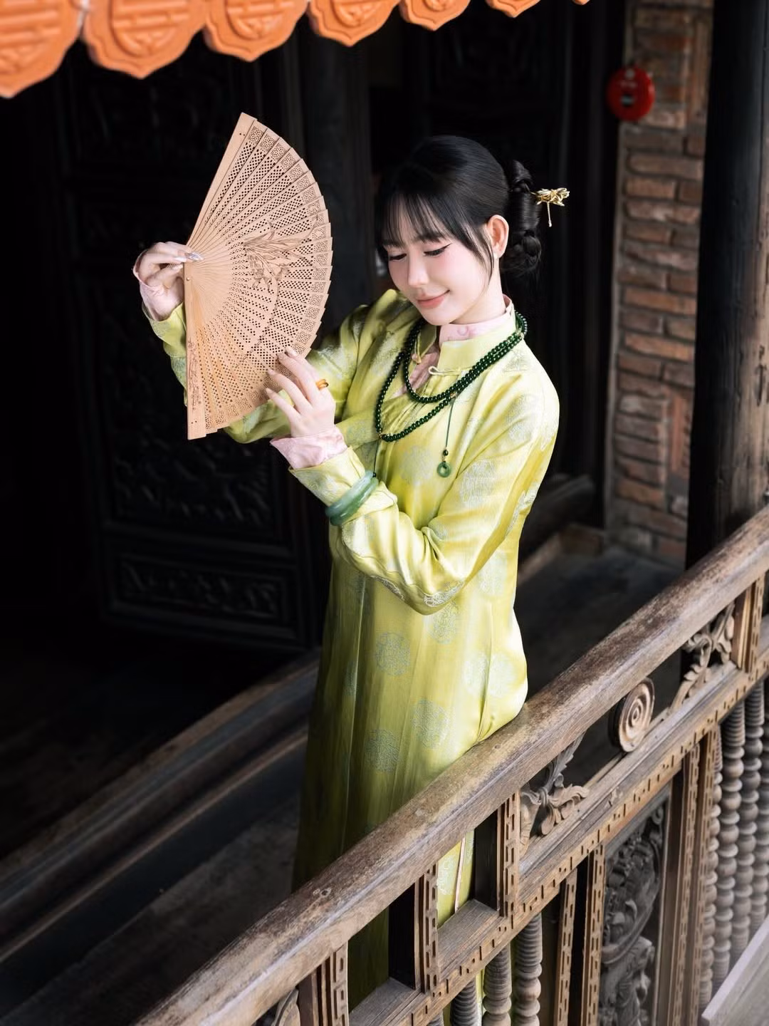 Với những bộ ảnh liên tiếp được tung ra từ áo bà ba ngọt ngào đến áo dài cổ điển, Vân Tiny đã khẳng định sức hút không nhỏ của mình trong mỗi dịp Tết đến xuân về. Nhiều người hâm mộ đang rất kỳ vọng Vân Tiny sẽ tiếp tục "chiêu đãi" thị giác bằng những bộ ảnh chất lượng, sáng tạo và đẳng cấp hơn nữa để dẫn đầu đường đua áo dài năm nay. (Ảnh: IGNV)
