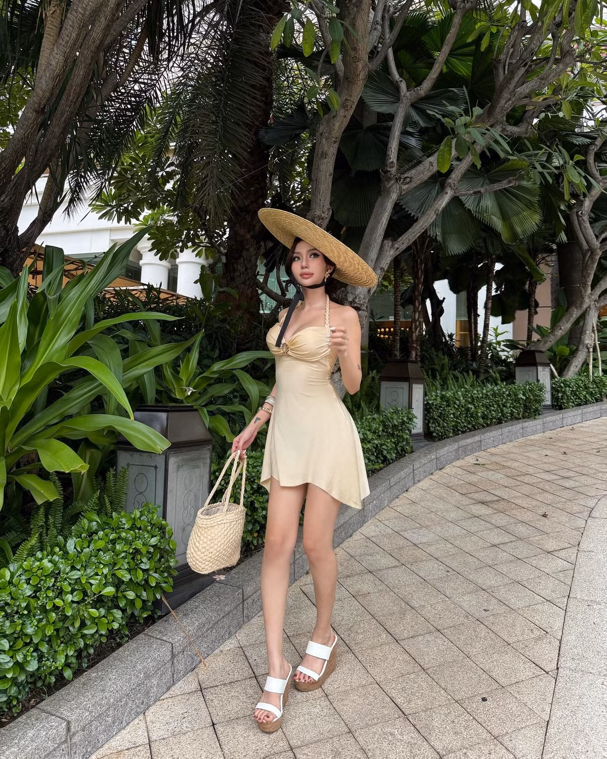 Không chỉ gây ấn tượng bởi trang phục, Quỳnh Như còn hoàn thiện tổng thể bằng chiếc nón rộng vành phối ruy băng đen cổ điển – một sự kết hợp hoàn hảo giữa sự cổ điển và hiện đại.