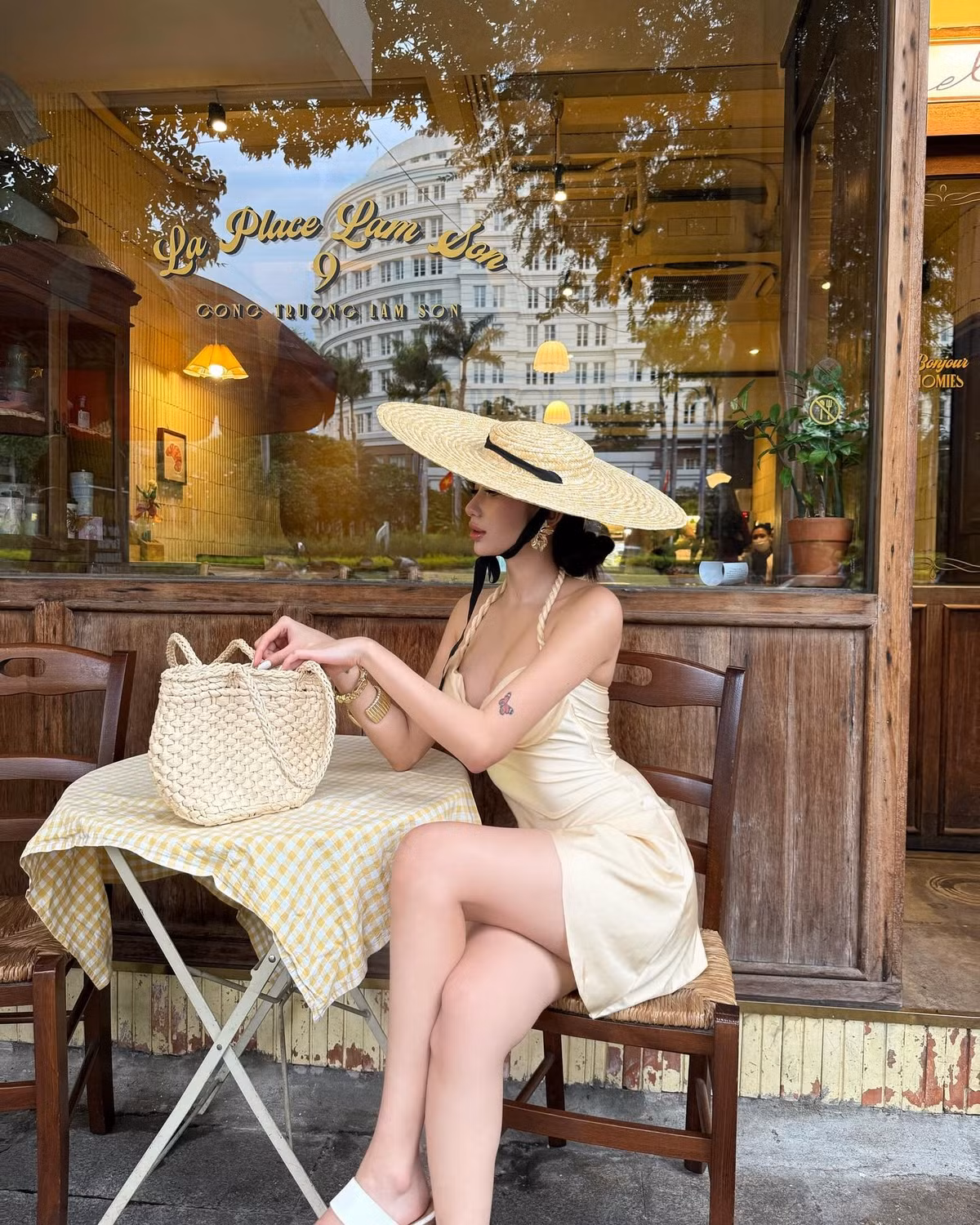 Gắn liền với biệt danh “thánh nữ lắc hông” trên TikTok, Quỳnh Như không chỉ khiến dân mạng phát sốt với những bước nhảy quyến rũ mà còn thường xuyên "đốn tim" người xem bằng gu thời trang gợi cảm, tinh tế. Mới đây, cô nàng tiếp tục khiến cộng đồng mạng xôn xao với loạt ảnh trong chiếc váy lụa mỏng manh, đầy nữ tính nhưng cũng không kém phần cuốn hút.