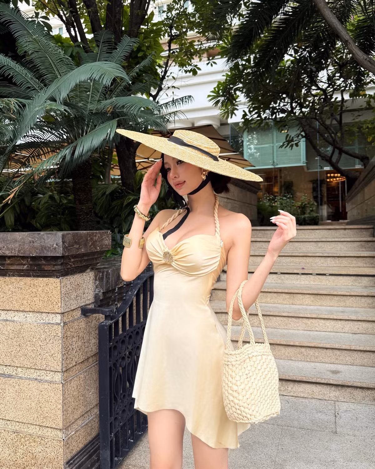 Xuất hiện tại một góc phố sang trọng với hàng cây xanh mát, Quỳnh Như diện chiếc đầm lụa màu vàng kem nhẹ nhàng, ôm sát cơ thể và khéo léo tôn lên vòng một đầy đặn cùng vòng eo thon gọn.