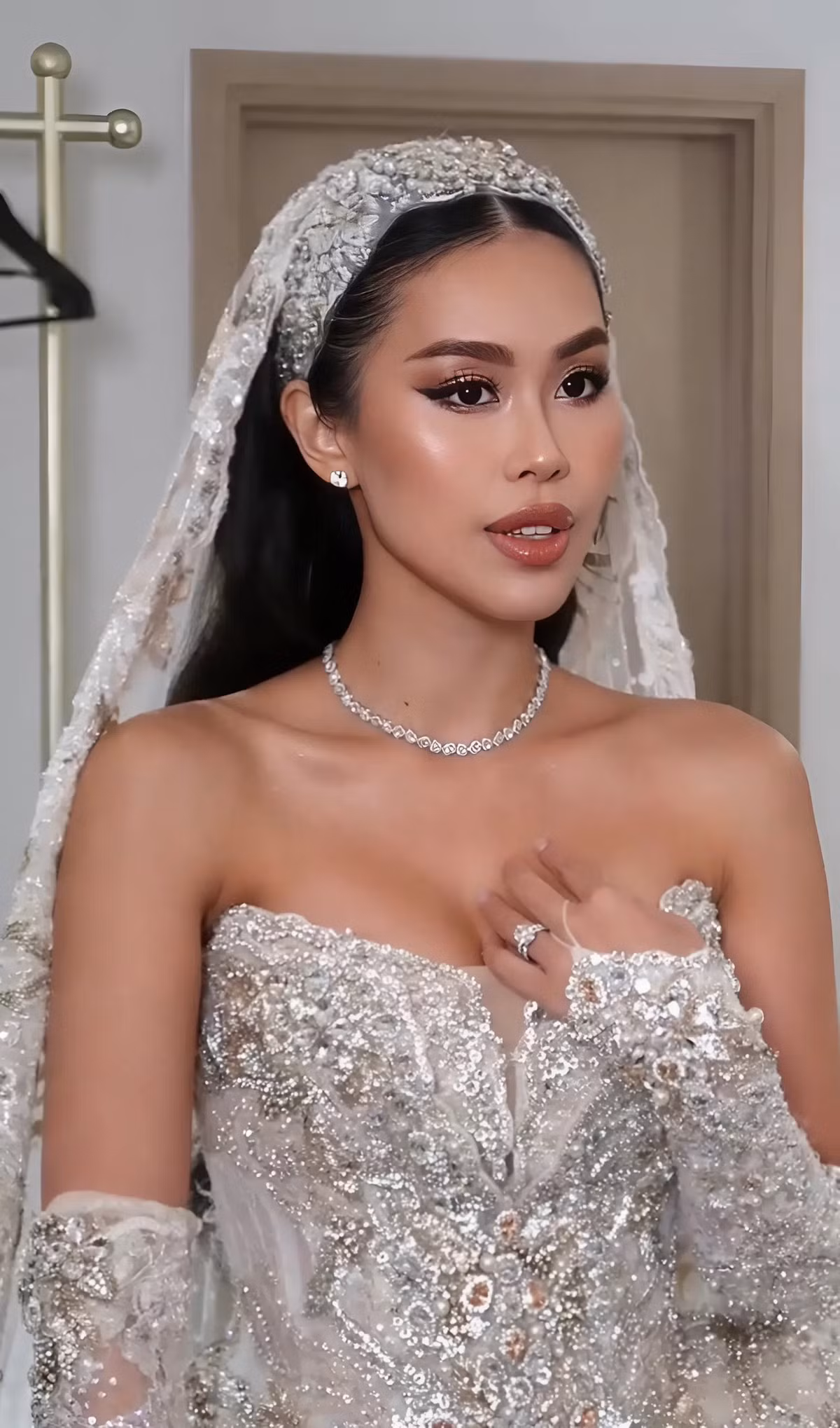 Cô nàng lựa chọn màu son nude quen thuộc với tone cam nâu đất đậm và có độ bóng, giúp cân bằng hoàn hảo với đôi mắt sắc sảo mà không làm mất đi sự sang trọng. Kỹ thuật tạo khối và bắt sáng được áp dụng một cách hoàn hảo, làm nổi bật các đường nét tây và khỏe khoắn trên khuôn mặt, đặc biệt là xương quai xanh và bờ vai quyến rũ. (Ảnh: Hàng Thanh Thiện)