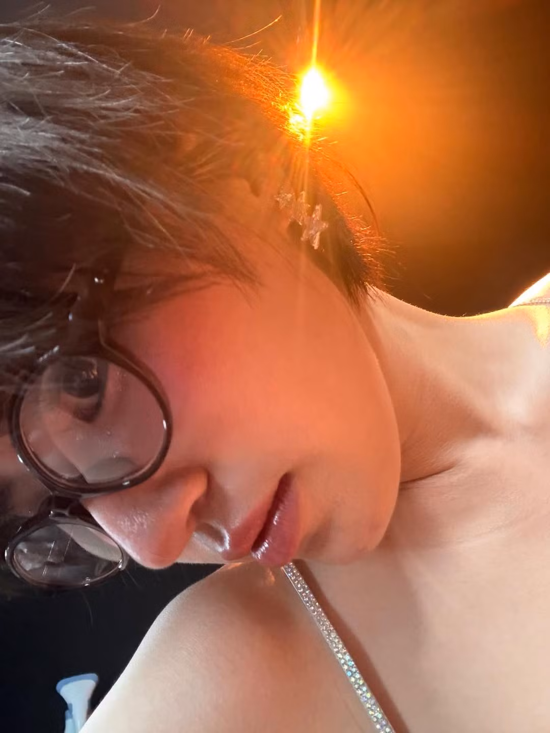 Một trong những điều làm nên thương hiệu "chất lừ" của Pháo chính là sự dũng cảm trong việc thay đổi diện mạo. Từng gây sốc khi quyết định cắt phăng mái tóc dài để để đầu đinh, Pháo đã chứng minh rằng: Sự nữ tính không nằm ở mái tóc mà nằm ở khí chất. (Ảnh: IGNV)