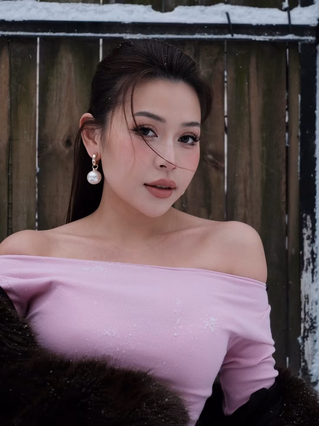 Nguyên không ngần ngại thử sức với nhiều xu hướng mới, từ phong cách "trên đông dưới hè" đầy phá cách giữa trời tuyết, cho đến những bộ cánh hàng hiệu sang chảnh trong các chuyến du lịch xa hoa. (Ảnh: IGNV)