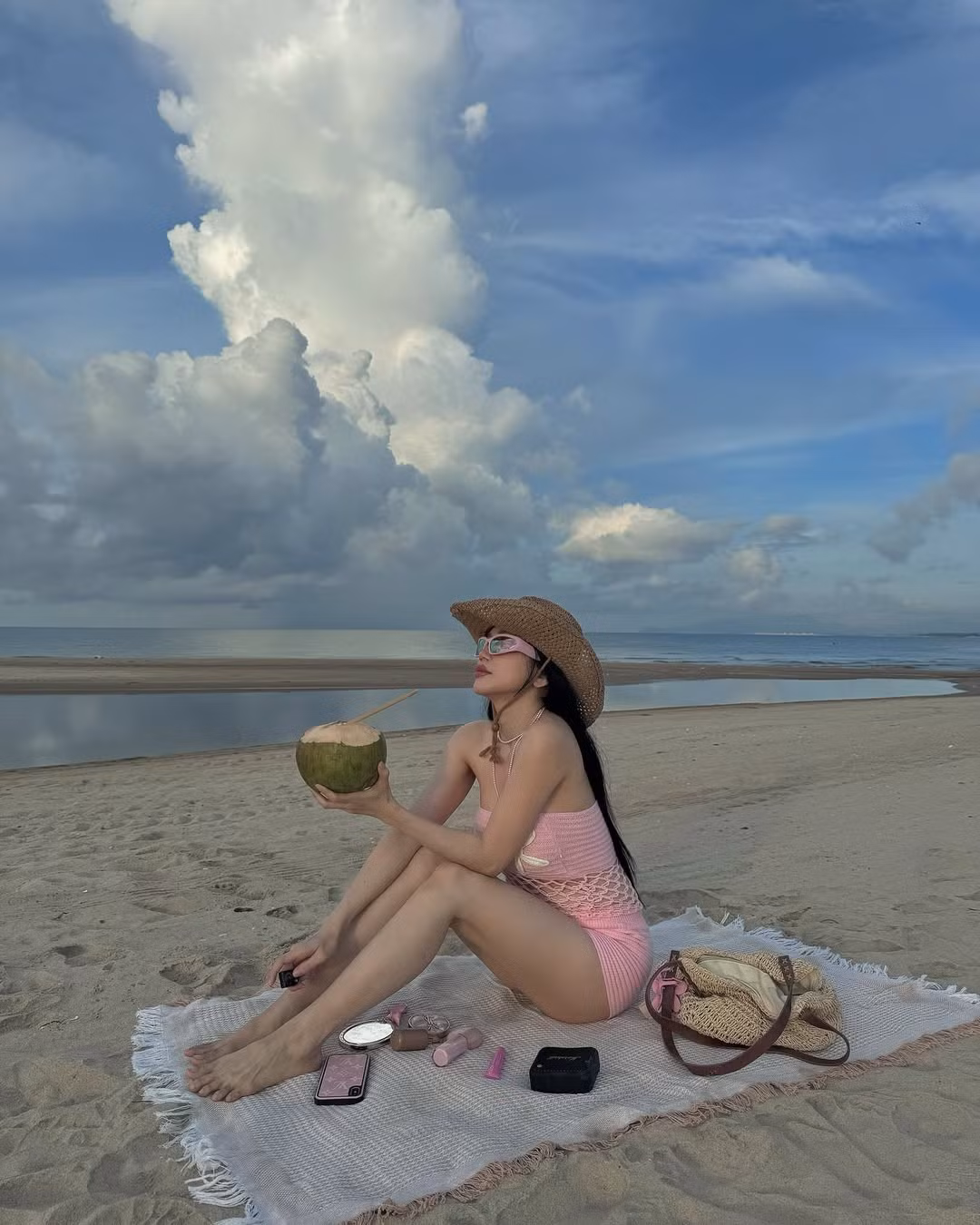 Chiếc mũ cao bồi cùng kính râm bản to mang đến vibe "tropical cowgirl" cực chất – giúp tổng thể outfit vừa sexy vừa độc đáo, đậm chất mùa hè nhiệt đới.