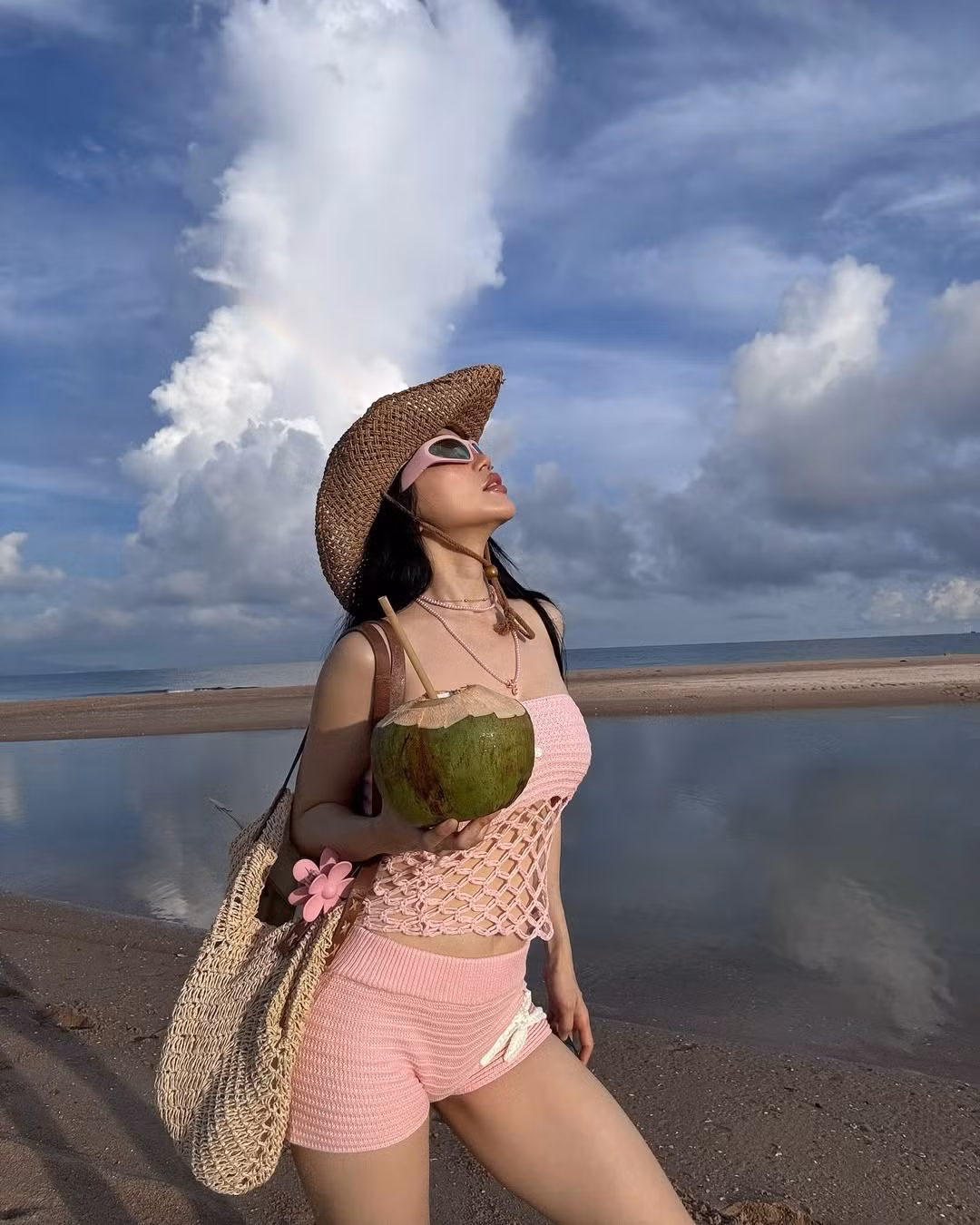 Điểm nhấn nổi bật là hình sao biển trắng thêu tay đậm chất biển cả – vừa dễ thương, vừa gợi liên tưởng đến phong cách boho nhiệt đới.