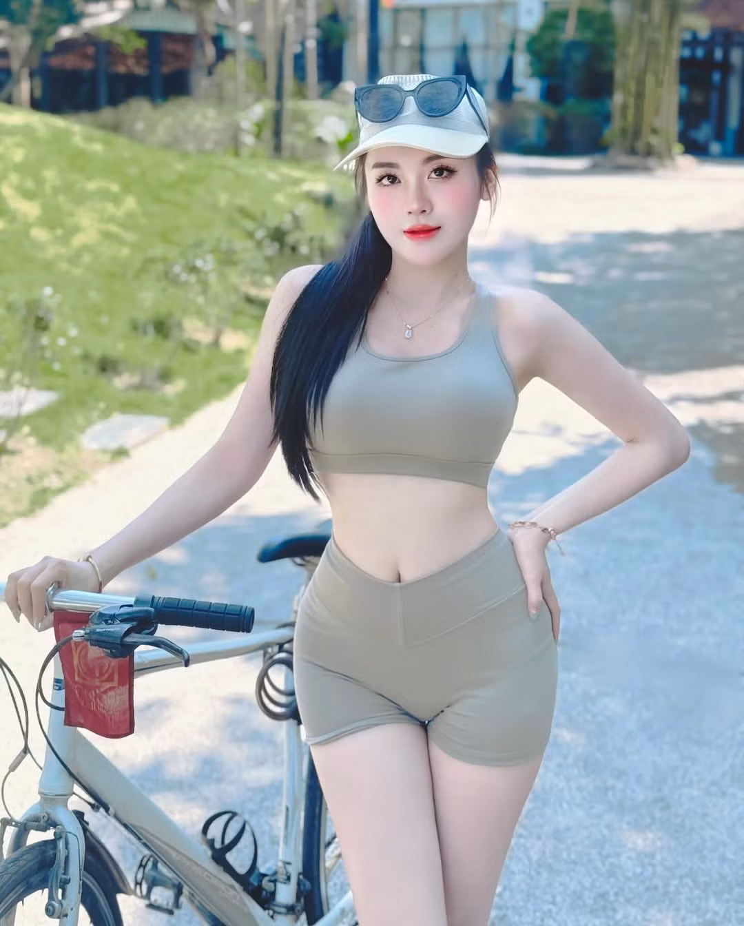 Trước đó trên trang cá nhân, cô nàng thường đăng tải những khoảnh khắc tham gia vào các bộ môn khác nhau như đạp xe. (Ảnh: IGNV)