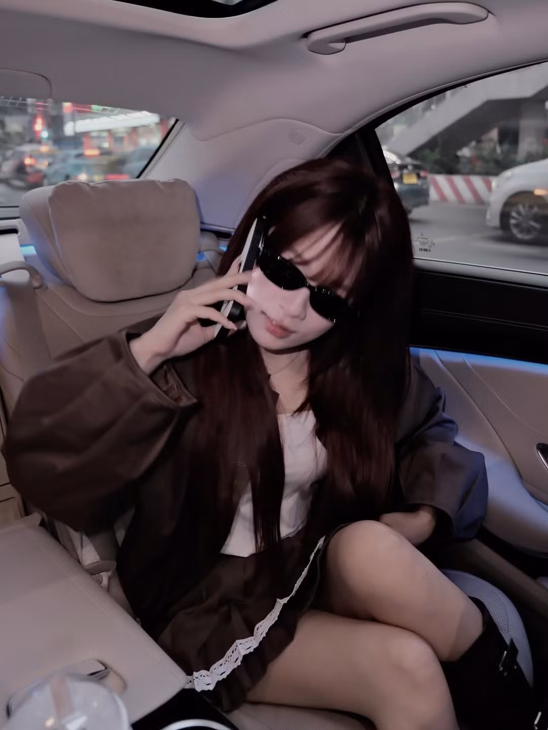 Để hoàn thiện phong cách "girl phố" sành điệu, Ngọc Kem chọn đôi bốt cao cổ, đế dày hầm hố màu nâu đen, cùng kính râm đen bản nhỏ thời thượng. Kiểu tóc dài, nhuộm màu nâu đỏ nổi bật cùng mái bằng càng làm tăng thêm vẻ sắc sảo và "high fashion" cho tổng thể. (Ảnh: IGNV)