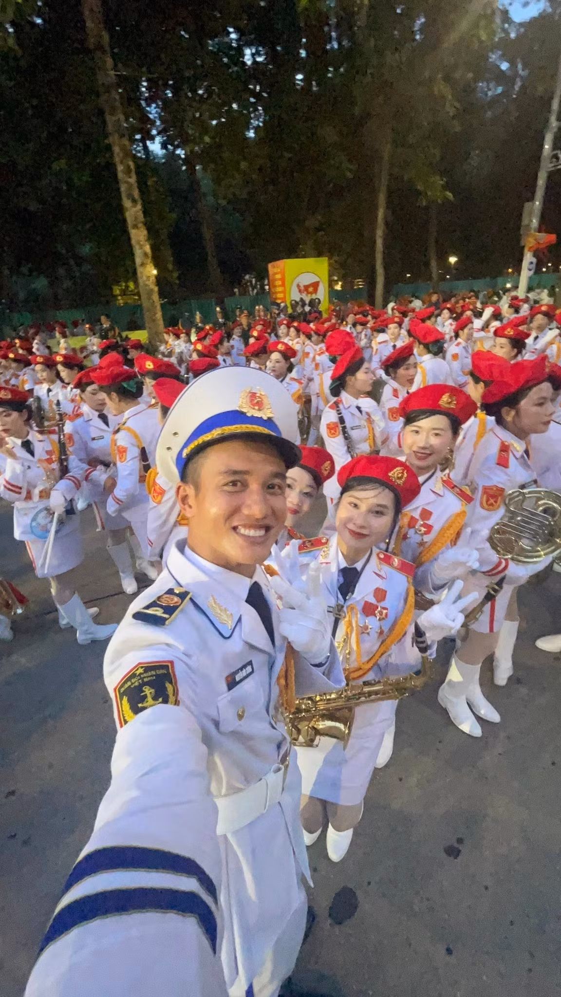 Tham gia lễ diễu binh, diễu hành kỷ niệm 80 năm Cách Mạng Tháng Tám thành công và Quốc khánh 2/9, Hữu Cường góp mặt trong hàng ngũ thuộc khối Danh dự 3 Quân chủng. (Ảnh: FB Nguyễn Hữu Cường)