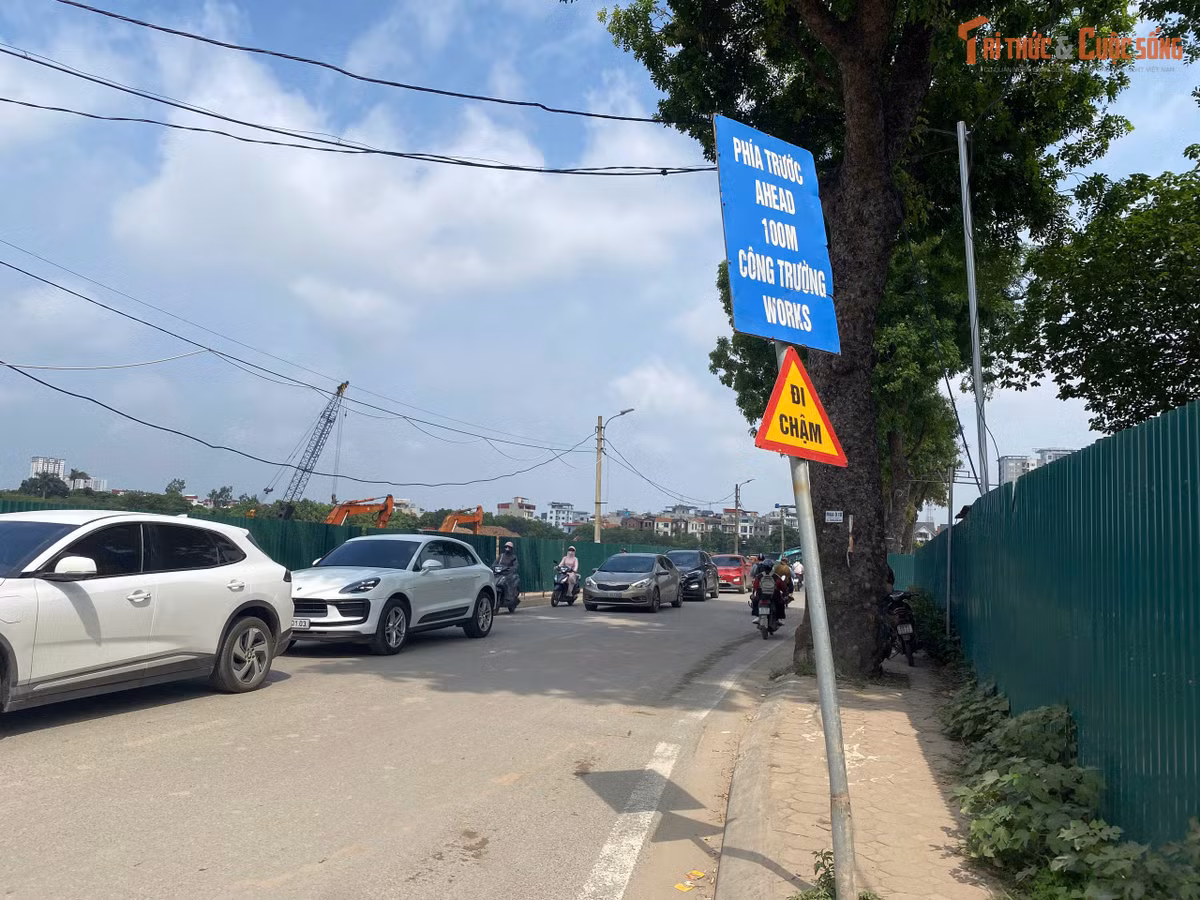 Dù không khí thi công đang rất tích cực, nhưng thực tế công trường vẫn còn nhiều khối lượng công việc lớn, từ việc dọn dẹp xà bần đến hoàn thiện đồng bộ hạ tầng kỹ thuật xung quanh.