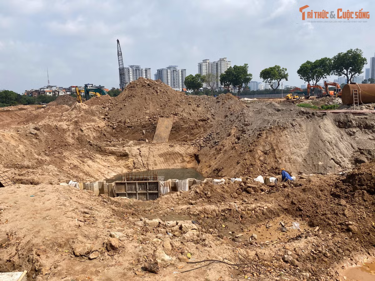 Tại khu vực trung tâm, các hố móng sâu đã lộ diện, một số hạng mục kè hồ và hệ thống thoát nước bắt đầu được định hình với những khối bê tông và cốt thép đang được lắp đặt.