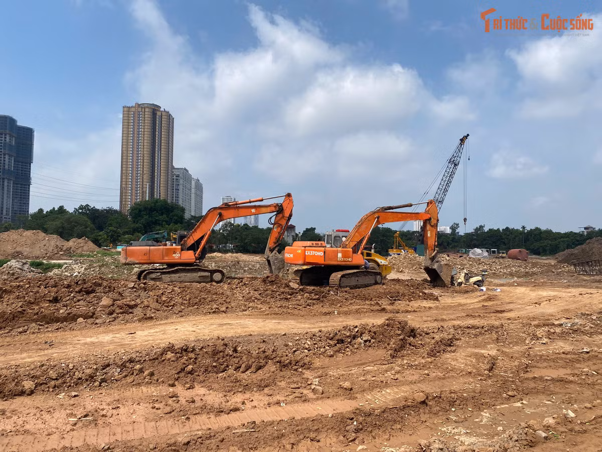 Các phương tiện vận chuyển và san gạt đất được huy động tối đa trên công trường, phục vụ thi công các hạng mục của dự án.