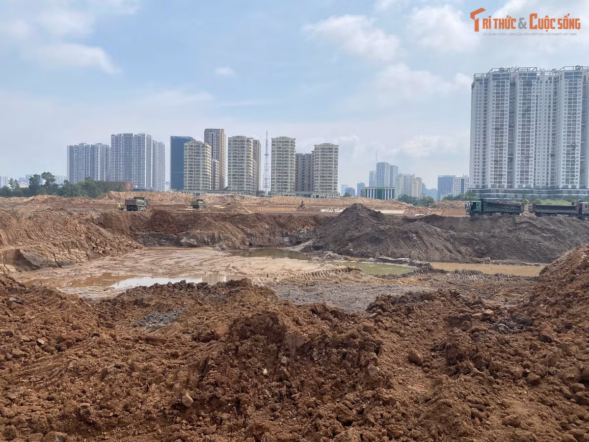 Nhà thầu đang huy động tối đa nhân lực, máy móc, tổ chức thi công ngày lẫn đêm. Lực lượng kỹ sư, công nhân túc trực thường xuyên tại công trường.