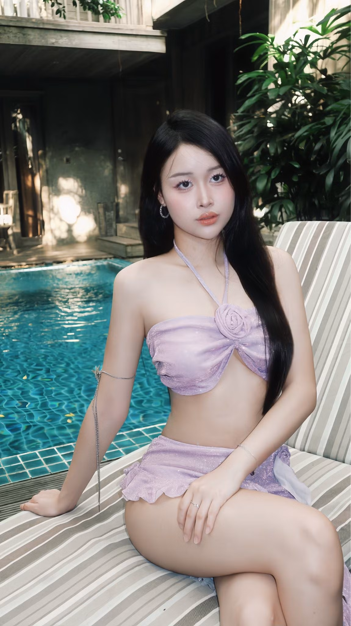 Dưới bài đăng, bên cạnh những lời khen có cánh như "Tuyết cũng phải tan chảy trước vẻ đẹp này", không ít người bày tỏ sự "run rẩy" thay cho cô nàng. Nhiều ý kiến cho rằng việc diện đồ quá ngắn giữa trời tuyết có thể gây nguy hiểm cho sức khỏe. (Ảnh: FBNV)