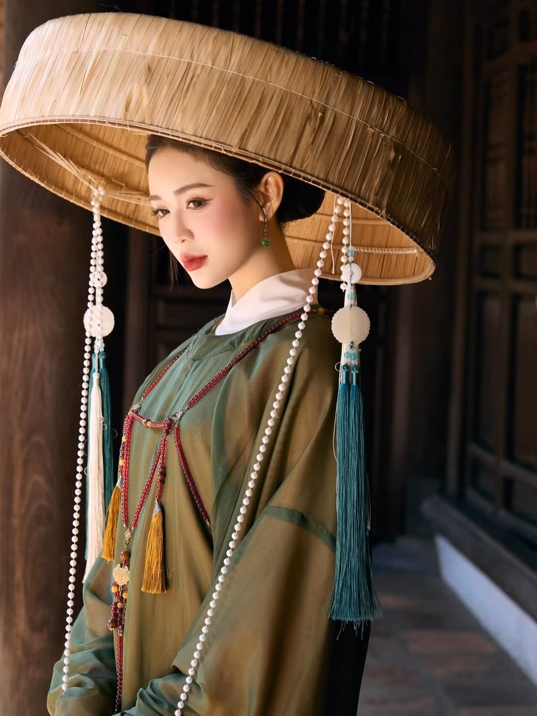 Nhiều người đã để lại những bình luận xuýt xoa về sự chỉn chu trong từng chi tiết lẫn nhan sắc của Hoàng Yến: "Bà đẹp lắm á bà biết hông", "sao mà đẹp dì mà đẹp dữ vậy", "Bộ ảnh Tết hot nhất 2025 ạ". (Ảnh: IGNV)