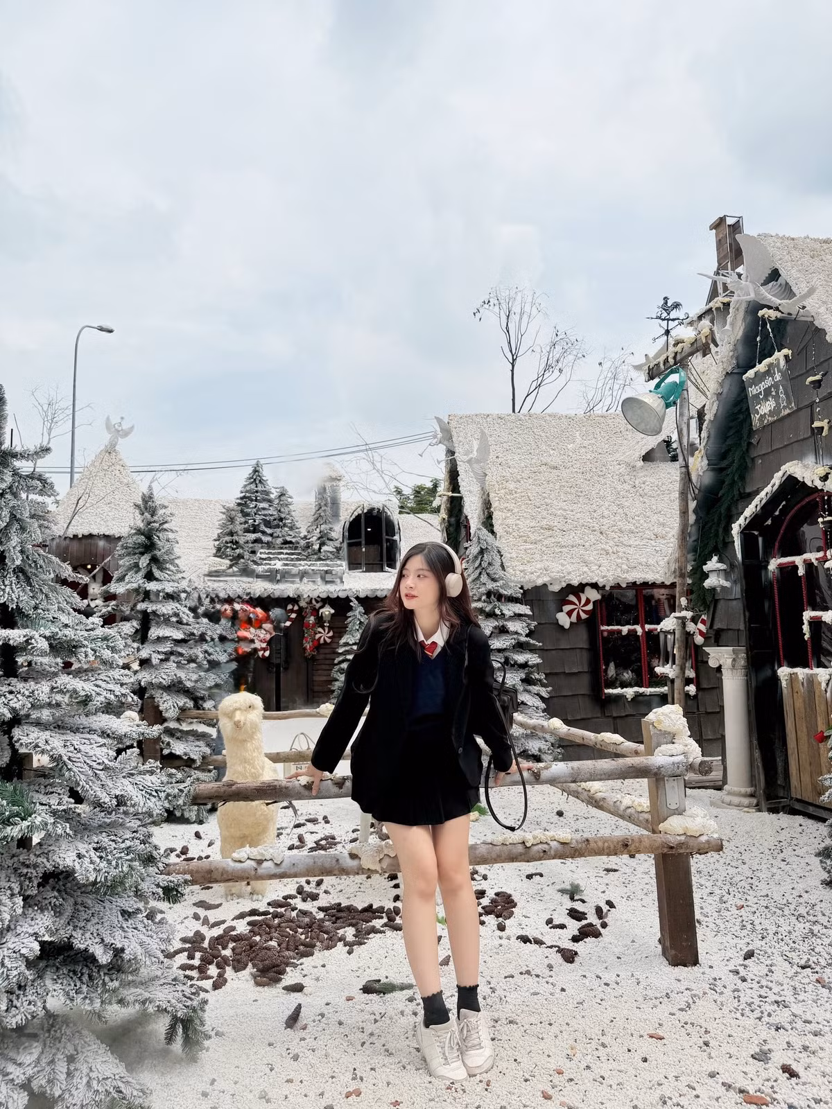 Cô nàng cũng chia sẻ những mẹo nhỏ của mẹ bầu như thay vì uống nước lọc lợ miệng, cô chuyển sang uống nước ấm. Ăn chia thành nhiều bữa nhỏ, ăn từng chút một để đỡ đầy bụng. (Ảnh: FBNV)