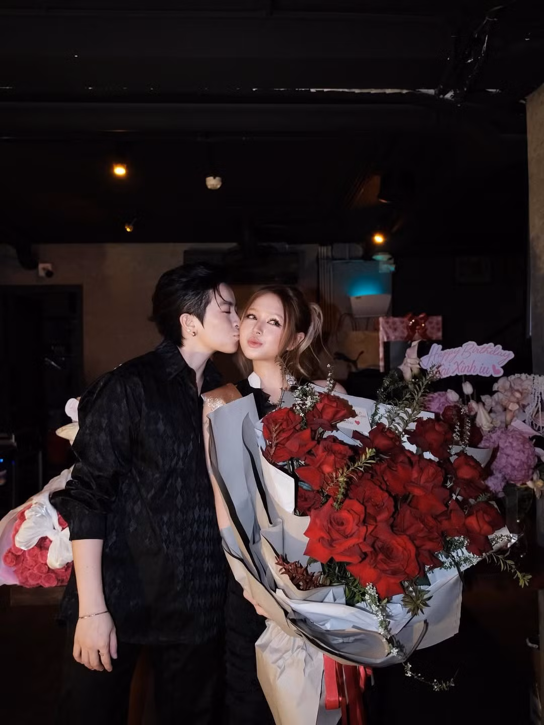 Sự kiện này nhanh chóng trở thành tâm điểm chú ý khi người đồng hành không thể thiếu trong bữa tiệc là nửa kia của cô nàng - Gil Lê, cùng hội bạn bè thân thiết. (Ảnh: IGNV)