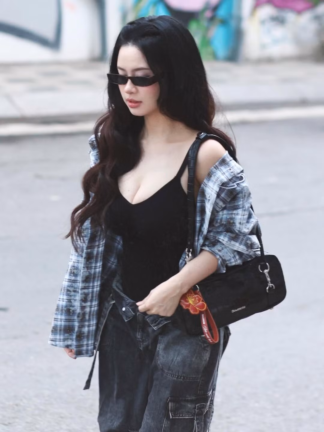 Hiện tại, cả hai đang cùng nhau tận hưởng những ngày tháng hạnh phúc tại một căn hộ cao cấp, thường xuyên chia sẻ những khoảnh khắc ngọt ngào khiến người hâm mộ không khỏi ghen tị. (Ảnh: IGNV)