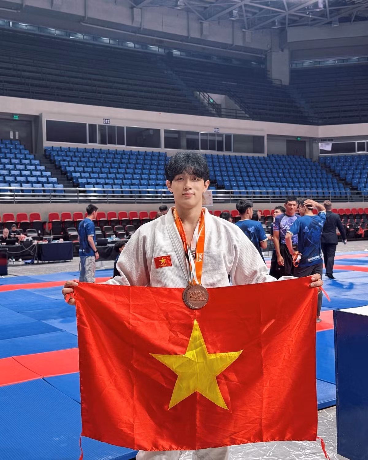 Nguyễn Tiến Triển, sinh năm 2003 và đến từ Hà Nội, là thành viên chủ chốt của đội tuyển Jujitsu (Nhu thuật Brazil) Hà Nội và quốc gia. Mặc dù còn rất trẻ, bảng thành tích của Tiến Triển đã dày dặn đáng nể, chứng tỏ anh là một vận động viên trẻ đầy tiềm năng. (Ảnh: FBNV)