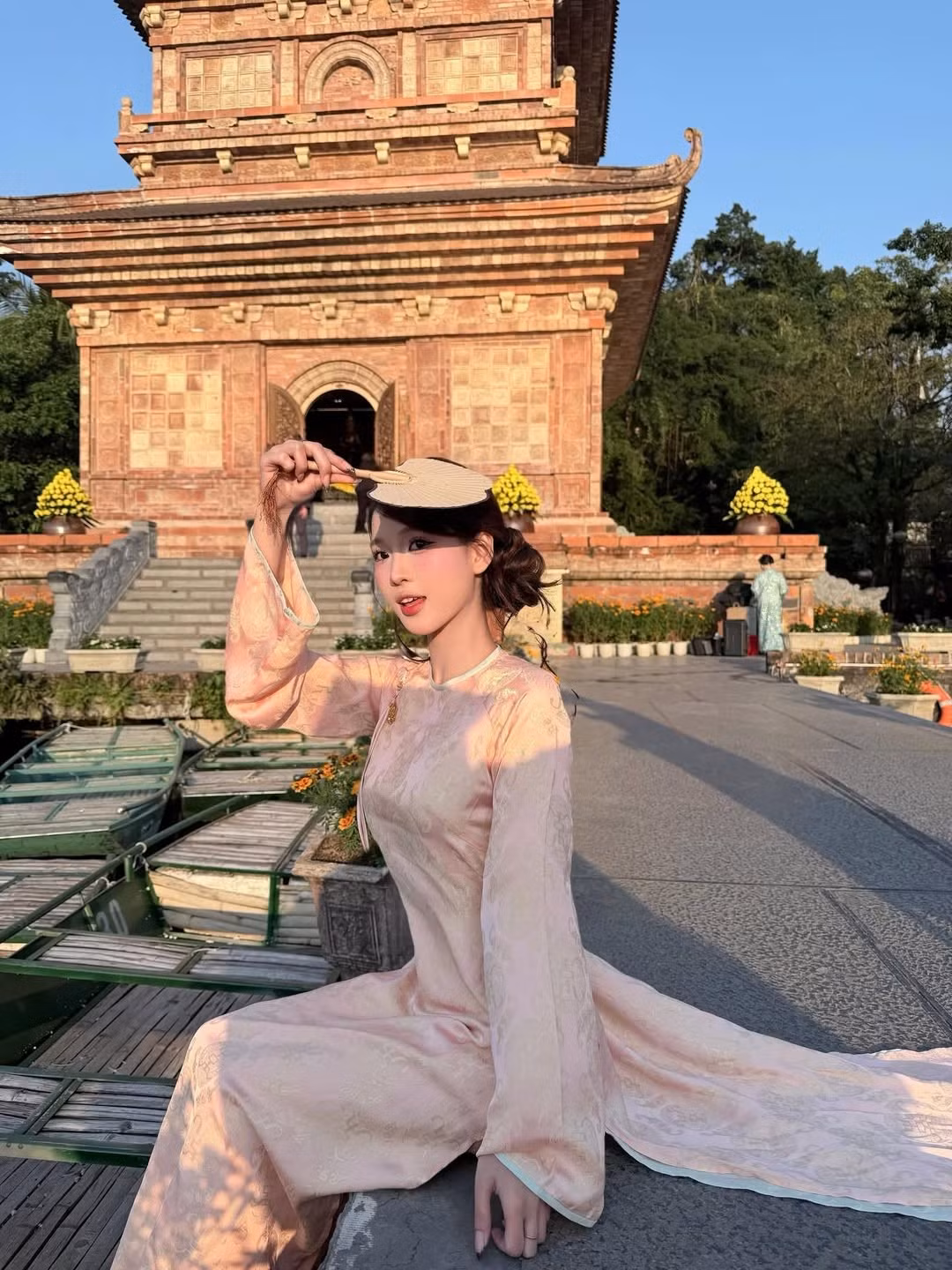 Dù diện trang phục cổ điển, Wyn Anh vẫn giữ được nét trẻ trung nhờ lối trang điểm trong trẻo, nhấn vào đôi mắt to tròn và đôi môi hồng tự nhiên. Kiểu tóc búi thấp cùng vài sợi tóc lơi nhẹ nhàng giúp cô nàng trông giống như một "nàng thơ" bước ra từ tranh vẽ. (Ảnh: IGNV)