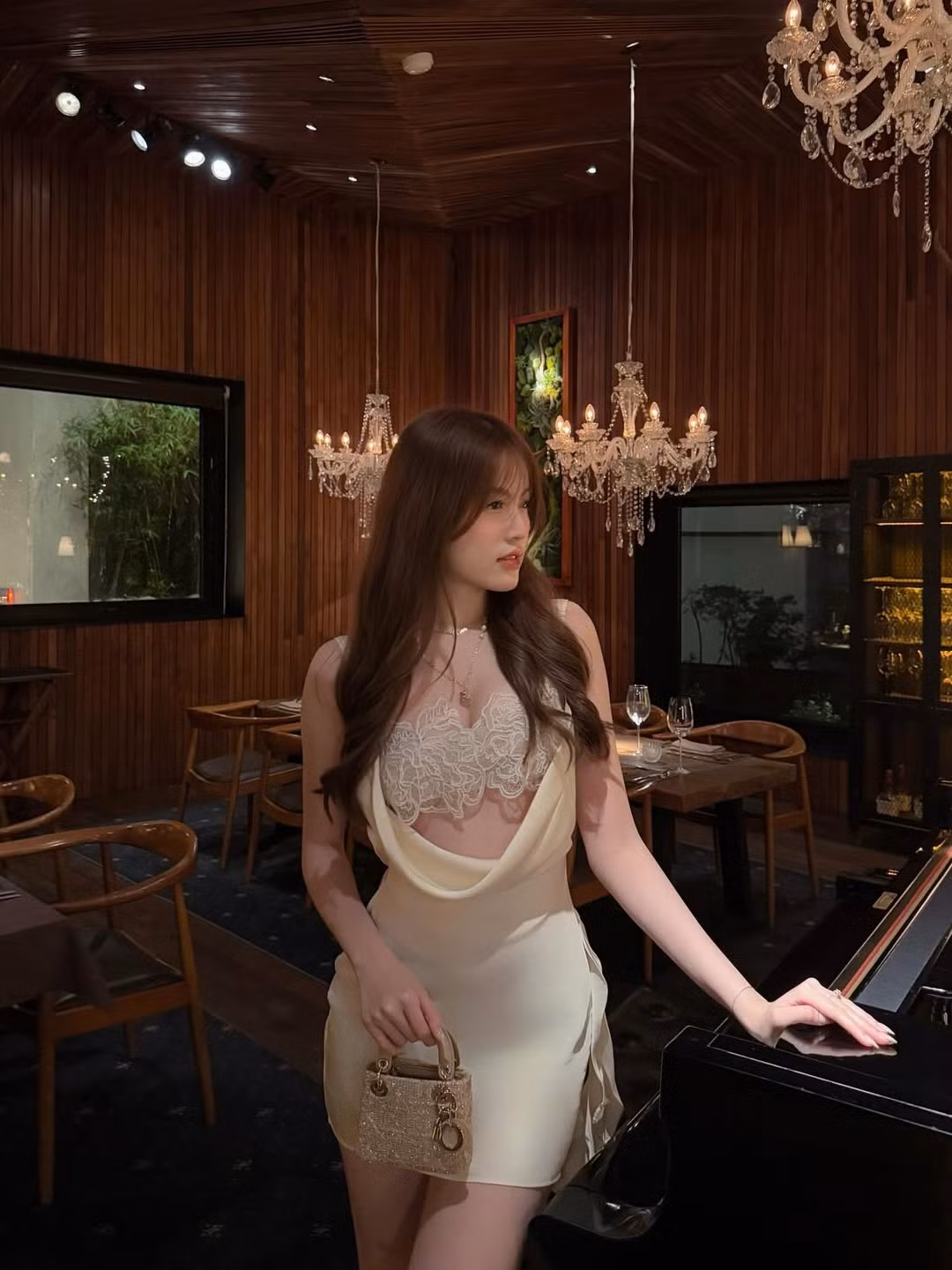 Thiết kế này không chỉ giúp cô khoe được bờ vai thon và làn da trắng hồng mà còn thể hiện được sự sành điệu, thời thượng. (Ảnh: IGNV)
