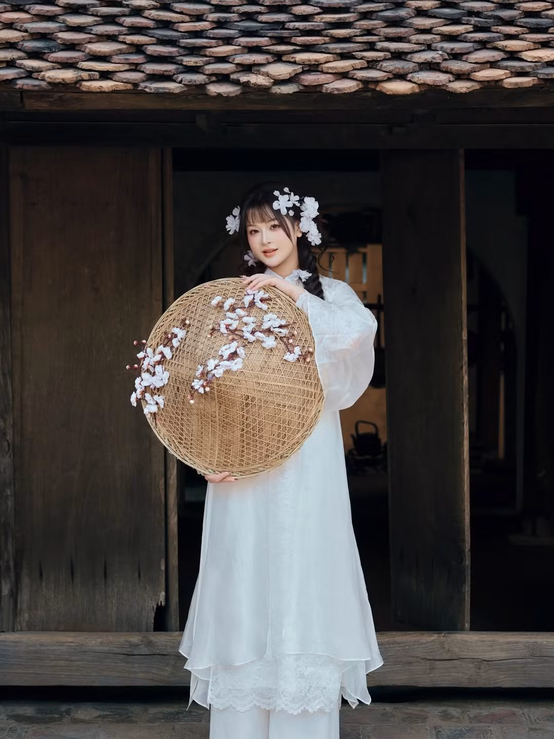 Ngay dưới bộ ảnh, hàng nghìn bình luận từ người hâm mộ đã xuất hiện. Đa số đều cho rằng cả hai vô cùng xứng đôi vừa lứa về cả ngoại hình lẫn tài năng: "Ôi giống ảnh cưới quá, sớm về chung nhà anh chị ơi", ""Xinh quá chị ơi, bộ này nhìn như ảnh cưới luôn ấy!". (Ảnh: IGNV)