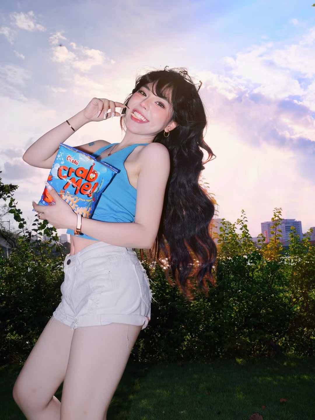 Màu xanh và trắng kết hợp hoàn hảo, tạo nên cảm giác tươi mới, phù hợp với không gian ngoài trời đầy nắng và cây xanh. (Ảnh: IGNV)