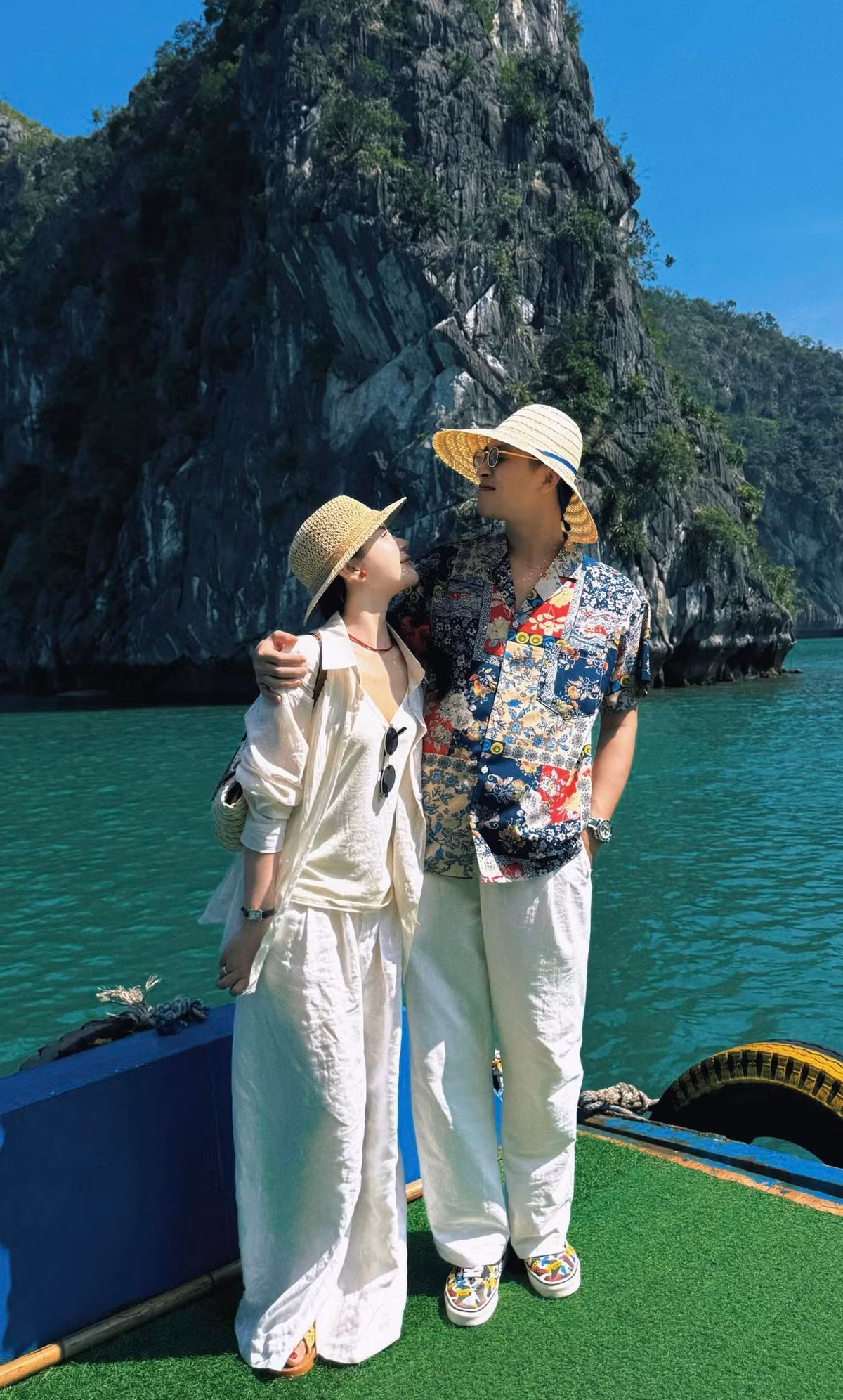 Mặc dù Ỉn Cheng hơn Tuấn Mõ 2 tuổi, nhưng cả hai được nhận xét là rất đẹp đôi và có sự đồng điệu trong phong cách sống. Chuyện tình của họ luôn được bạn bè và người hâm mộ nhiệt tình chúc phúc. (Ảnh trong bài: Facebook Ỉnn Gõ Mõ)