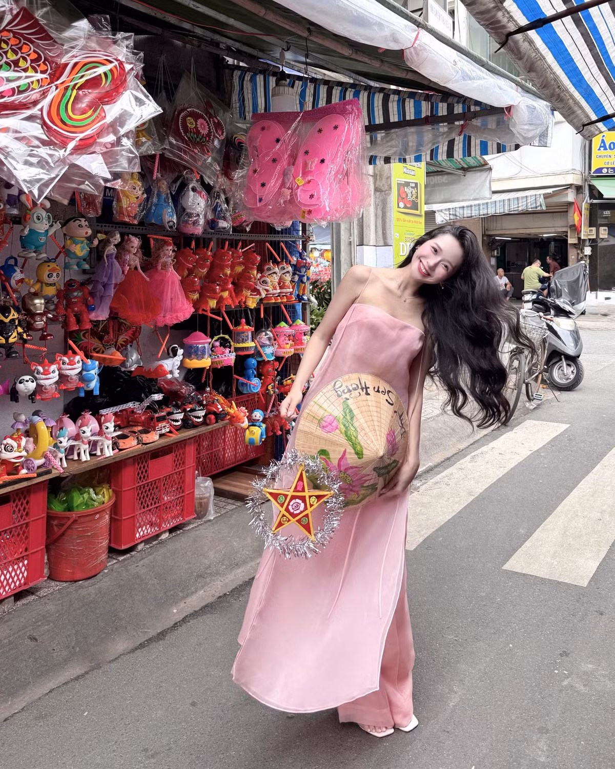 Cô nàng từng là sinh viên Học viện Hàng không Việt Nam và hiện hoạt động tích cực trong vai trò mẫu ảnh, KOLs. (Ảnh: FBNV)