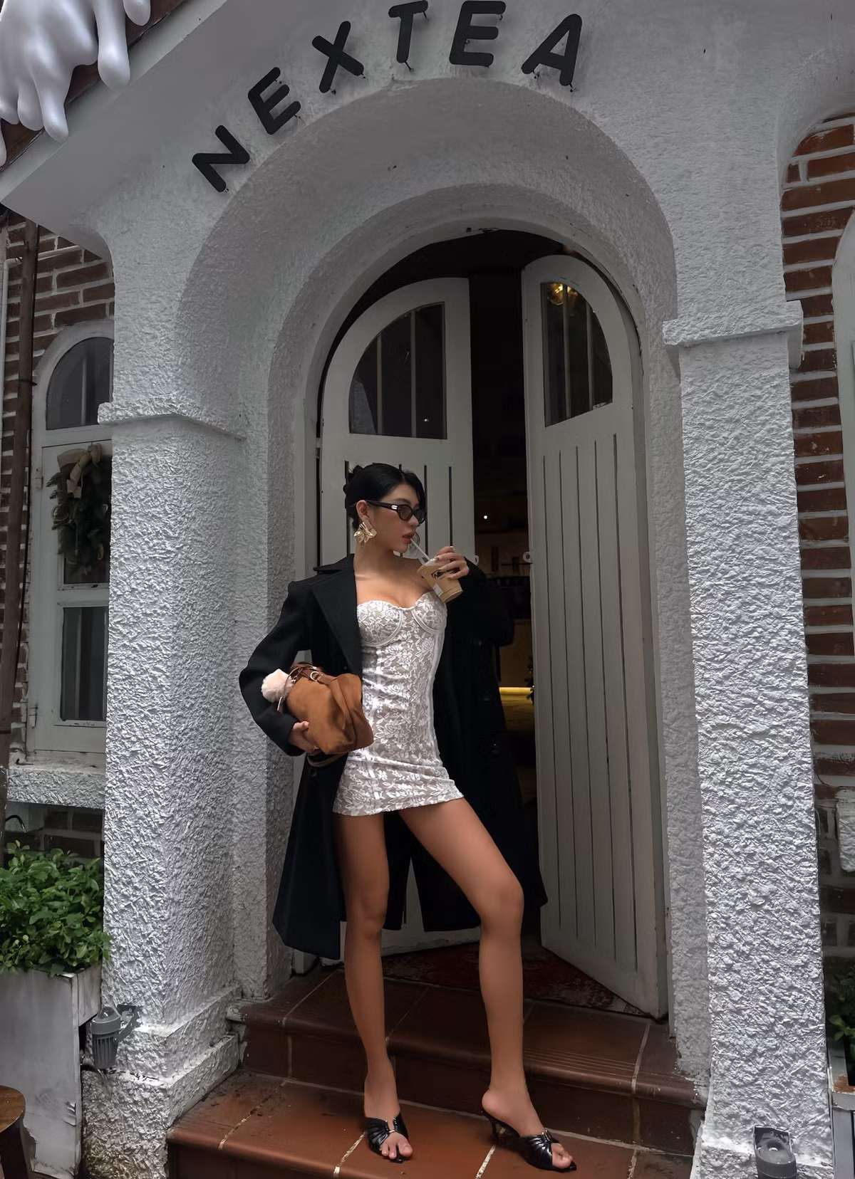 Bộ ảnh nhanh chóng nhận được "cơn mưa" lời khen từ cộng đồng mạng. Nhiều người bày tỏ sự ngưỡng mộ trước sự sáng tạo trong cách phối đồ và thần thái "đỉnh cao" của Lê Bảo Nghi. (Ảnh: FBNV)