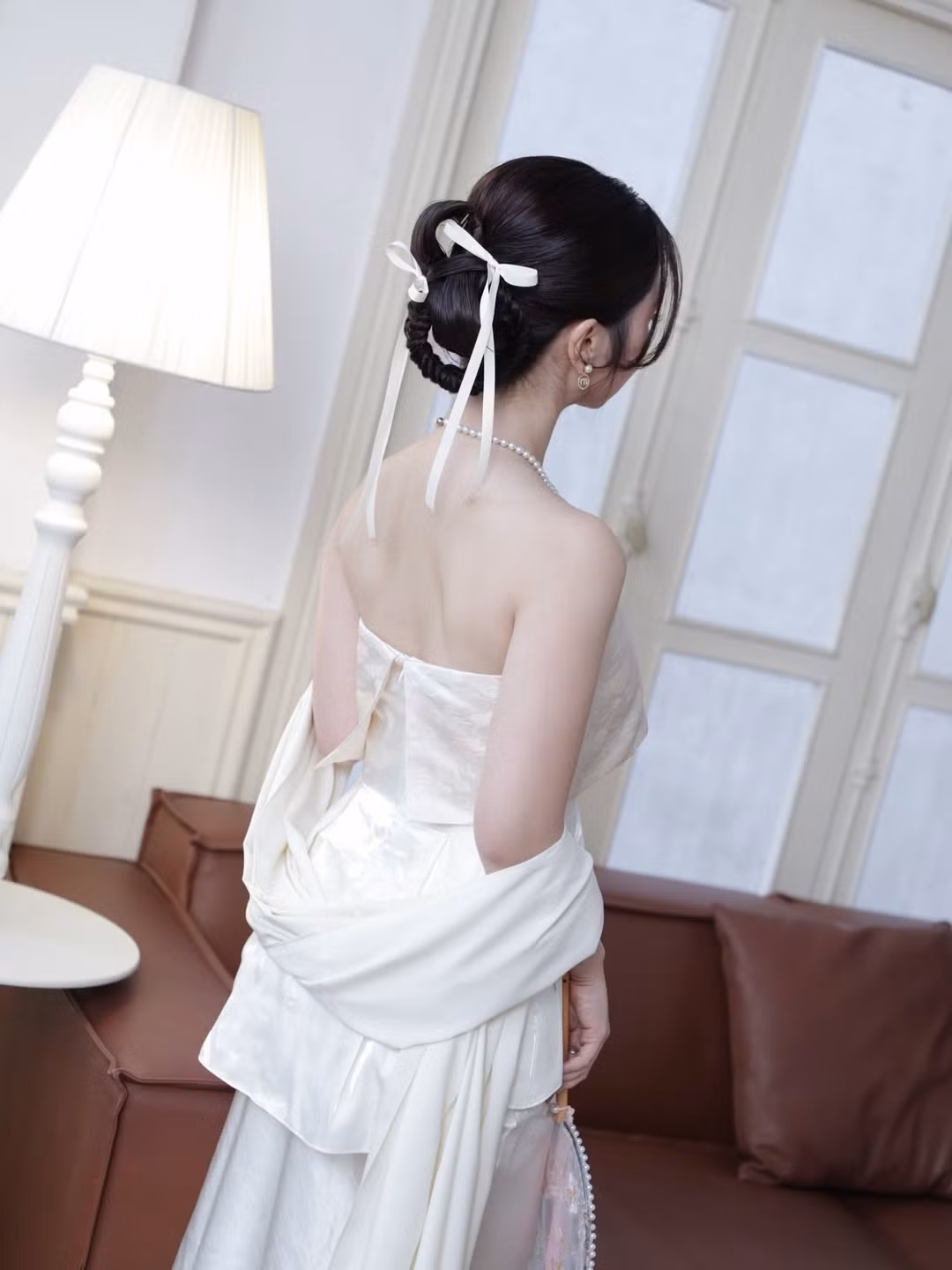 Kết hợp cùng áo là chân váy dài tông xuyệt tông bằng chất liệu lụa bóng cao cấp, ôm nhẹ vóc dáng tạo nên sự thanh thoát, kiêu sa như một nàng tiểu thư. (Ảnh: IGNV)