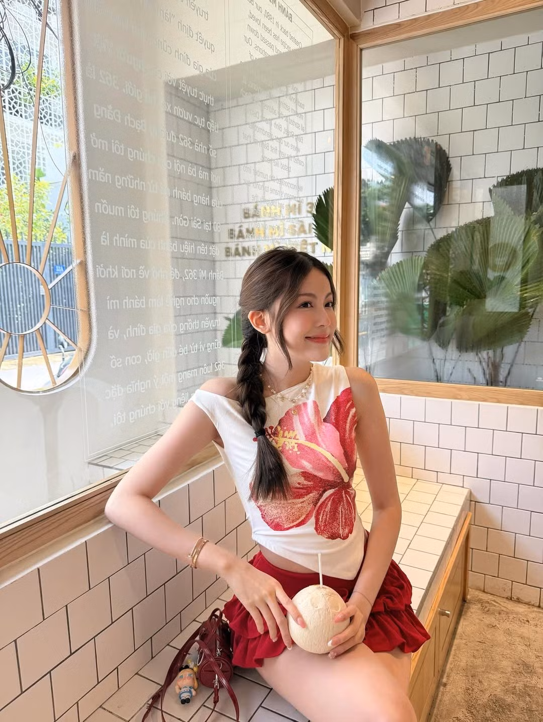 Trong những bức ảnh mới đây được chia sẻ, Tăng Mỹ Hàn thể hiện gu thời trang tinh tế và phù hợp với không khí mùa hè. Cô nàng lựa chọn chiếc áo croptop màu trắng, được tô điểm bằng họa tiết dâm bụt lớn in nổi bật ở phía trước, giúp tôn lên vòng eo thon gọn đáng mơ ước.