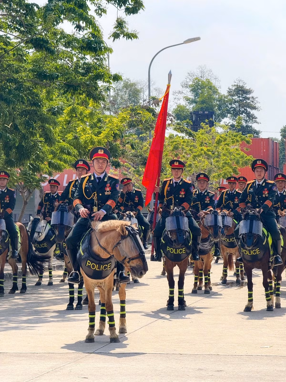 Vẫn là phong thái lém lỉnh đáng yêu đấy, vẫn là biểu cảm "ngơ ngác" khiến người đối diện nhìn phải bật cười, nhưng Út Ngáo đã hoàn thành xuất sắc nhiệm vụ.