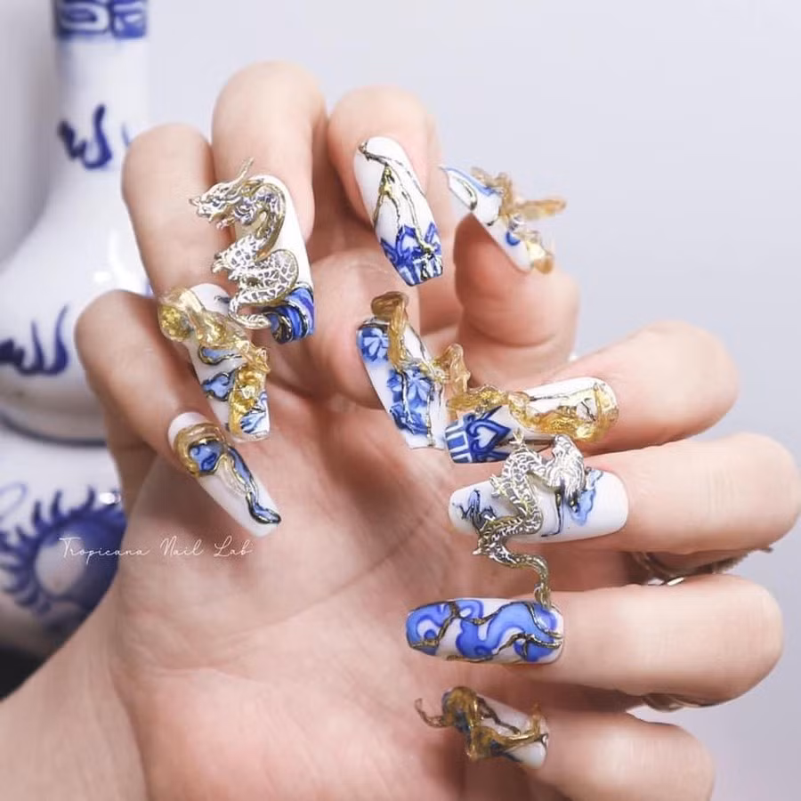 Tết đến xuân về, bên cạnh việc sắm sửa quần áo, làm tóc thì làm nail chính là thủ tục không thể thiếu của hội chị em. Nhưng quên những mẫu sơn màu đơn giản hay đính đá sương sương đi, Tết năm nay, nhiều "tay chơi" đã nâng tầm bộ móng thành những tác phẩm nghệ thuật có 1-0-2, khiến ai nhìn vào cũng phải "mắt chữ O mồm chữ A".