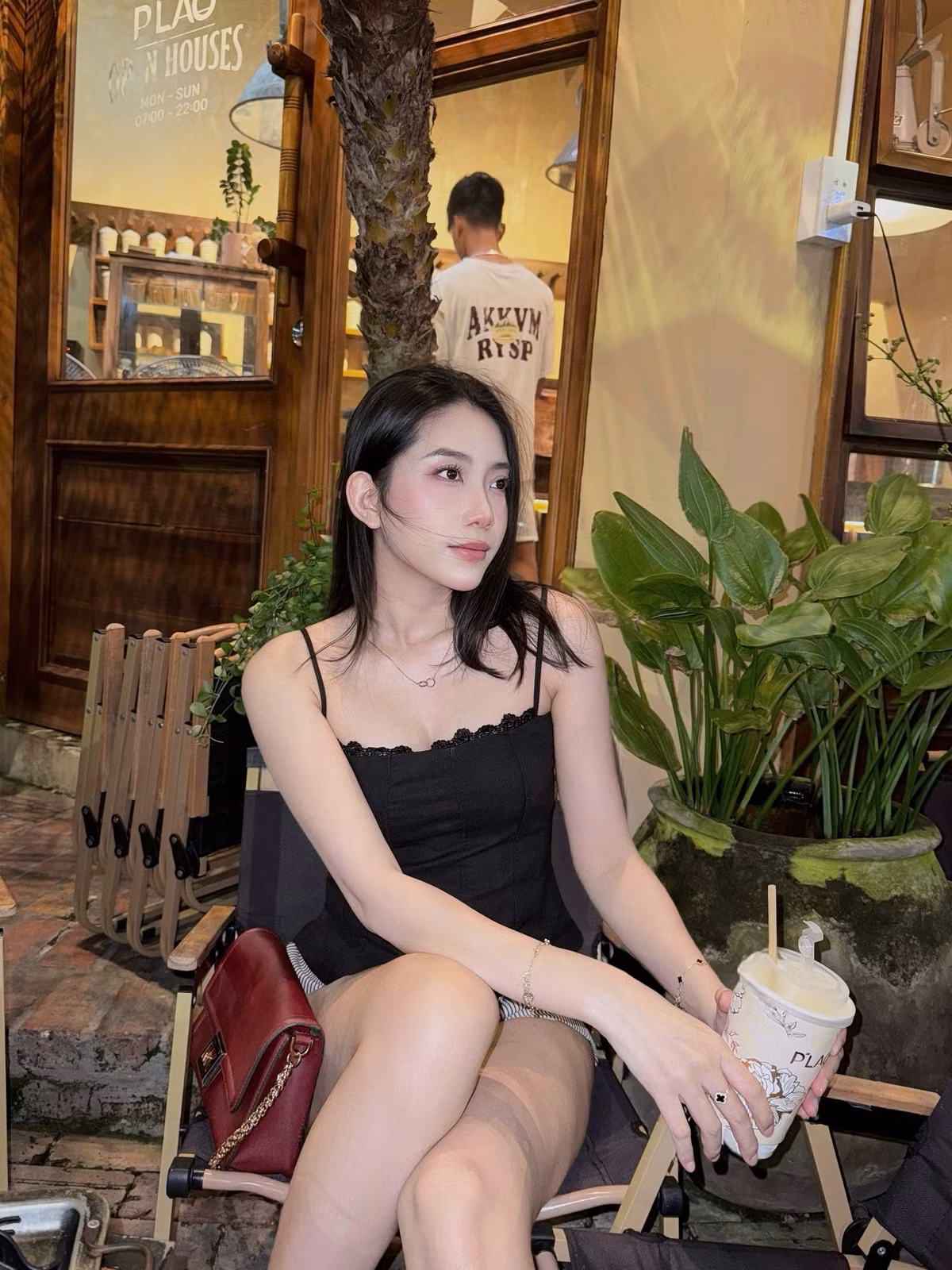 Huỳnh Ngọc Phương Dung bén duyên với nghề mẫu ảnh từ thời còn là sinh viên năm nhất. Hiện tại, cô nàng ngoài công việc chính văn phòng vẫn chăm chỉ làm mẫu cho nhiều nhãn hàng thời trang.