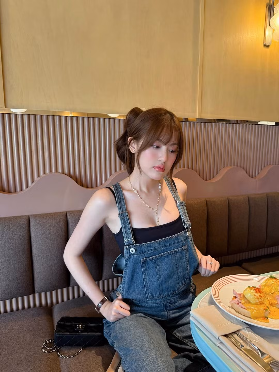 Dù trang phục mang hơi hướng streetwear, Mỹ Hàn vẫn không quên thêm thắt phụ kiện để giữ nét tiểu thư sang chảnh. (Ảnh: FBNV)